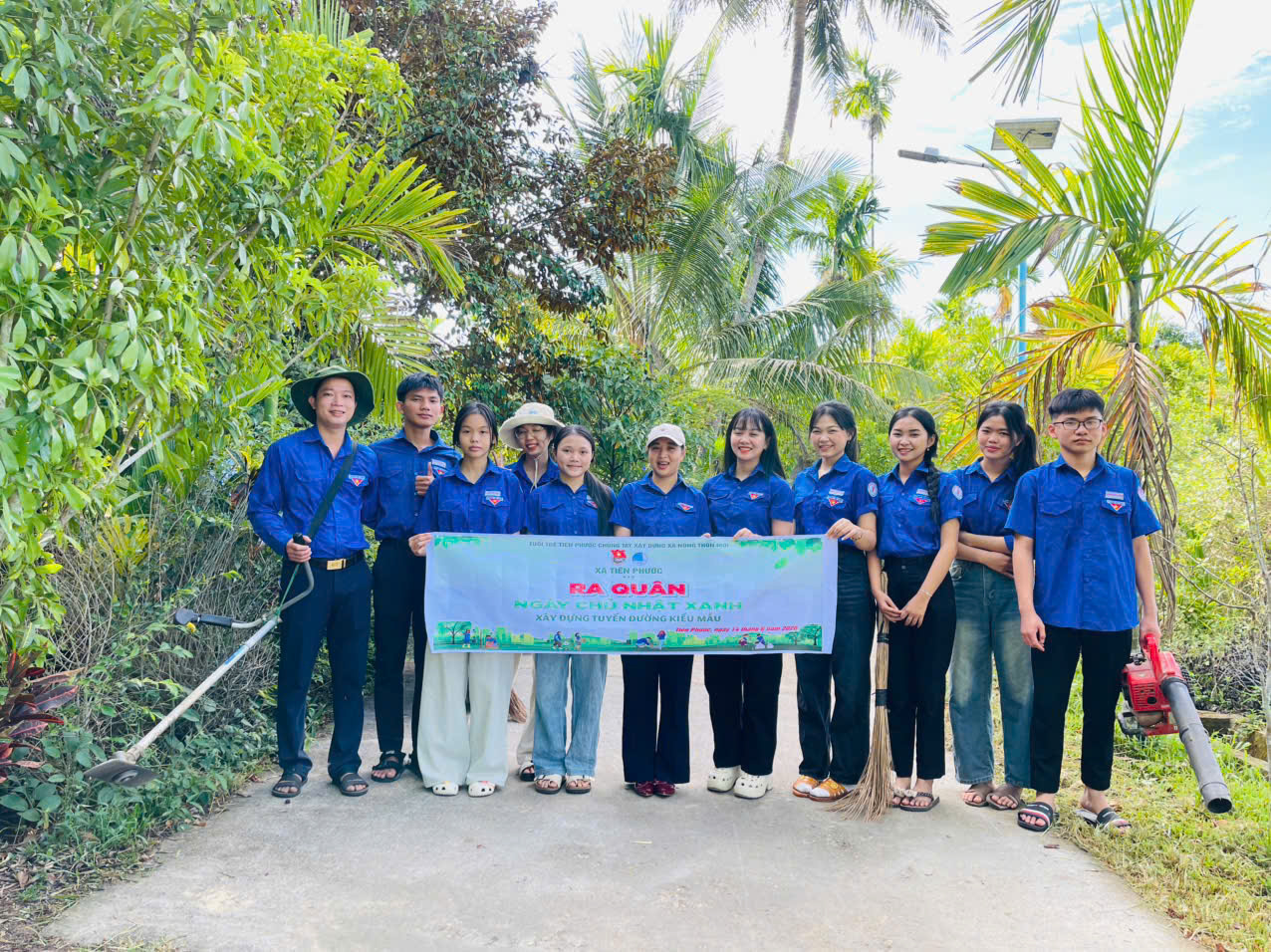 Tuổi trẻ xã Tiên Phước ra quân Ngày Chủ nhật xanh, xây dựng tuyến đường kiểu mẫu