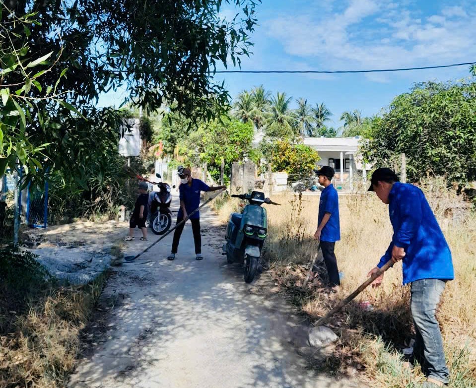 Tuổi trẻ xã Tam Hải hưởng ứng Ngày Chủ nhật xanh, chung tay xây dựng nông thôn mới