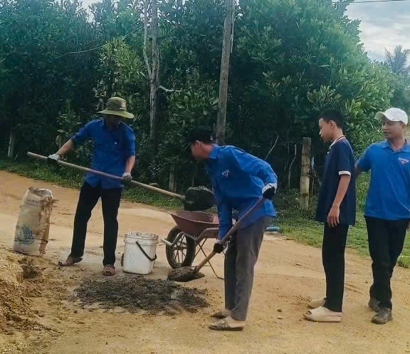 Tuổi trẻ xã Sông Vàng hưởng ứng Ngày Chủ nhật xanh, xây dựng công trình “Hàng cờ Thanh niên”