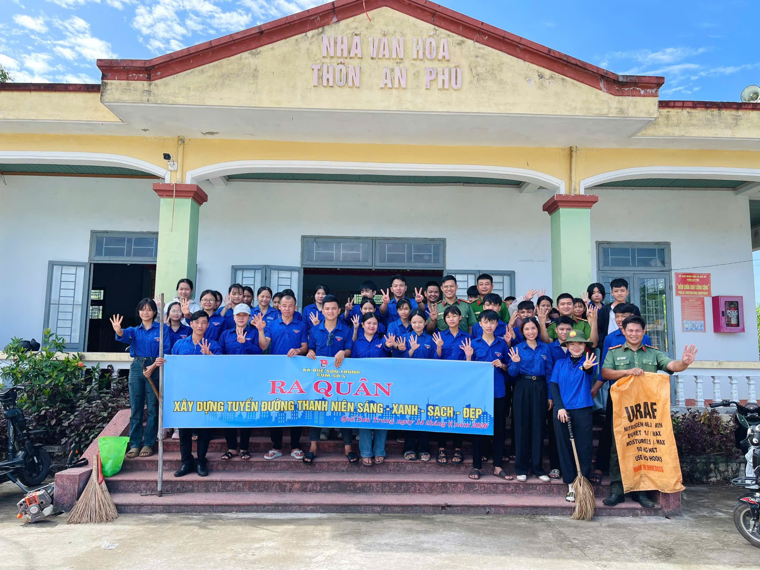 Tuổi trẻ xã Quế Sơn Trung ra quân hưởng ứng 60 ngày cao điểm chung tay xây dựng cảnh quan, bảo vệ môi trường