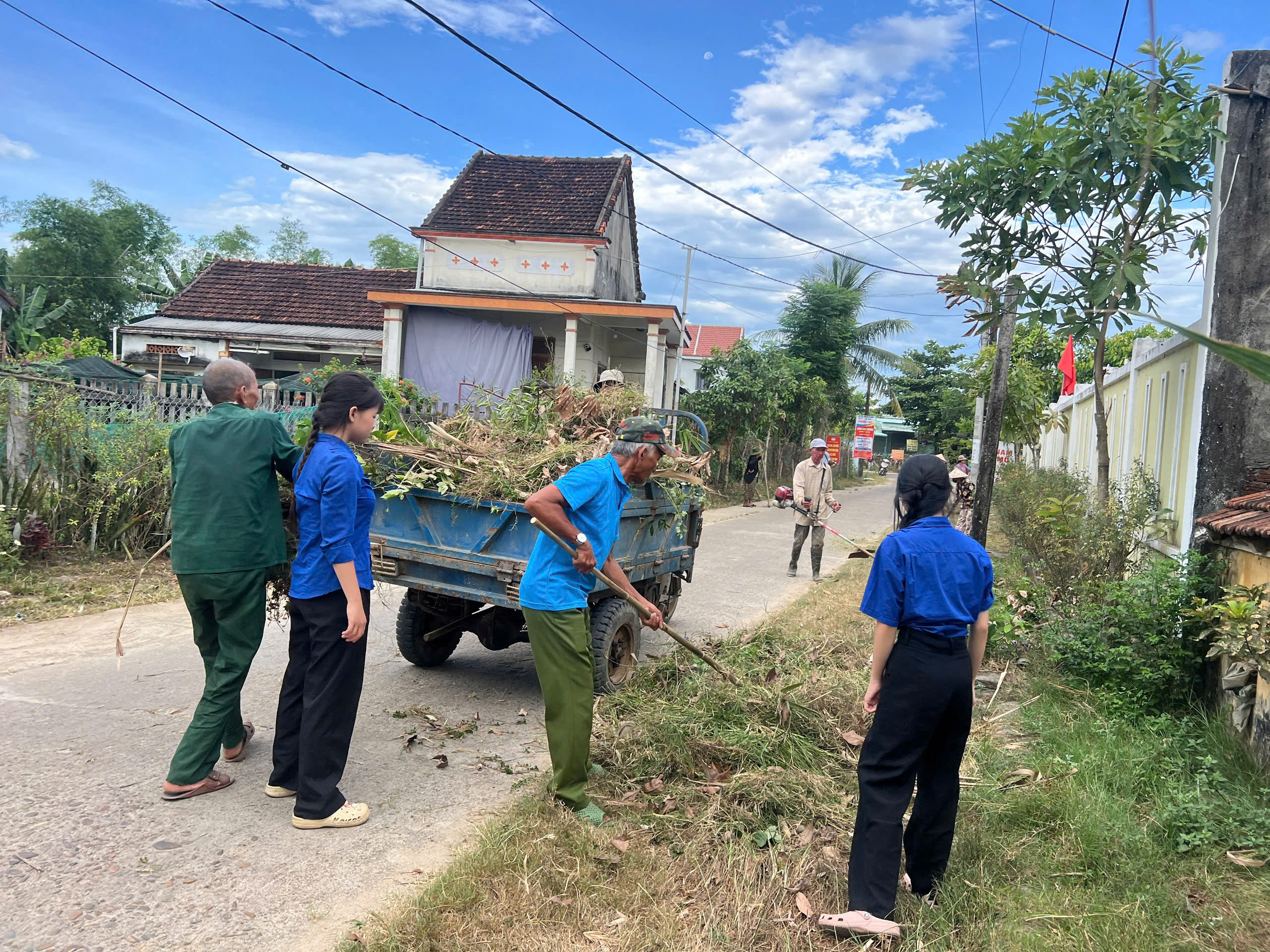 Tuổi trẻ xã Tây Hồ ra quân hưởng ứng đợt cao điểm “60 ngày thanh niên chung tay xây dựng cảnh quan và bảo vệ môi trường”