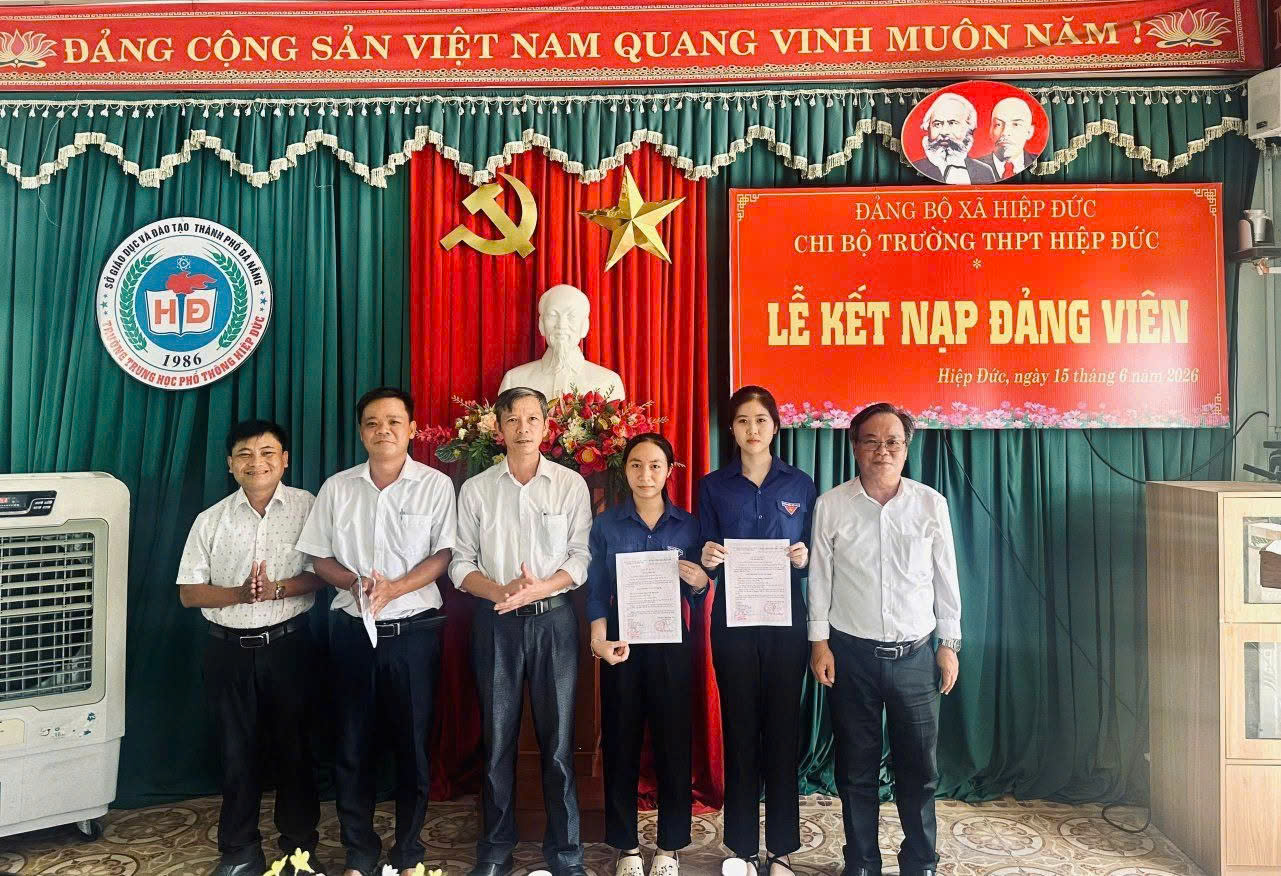 Chiến sĩ tình nguyện Chiến dịch “Hoa phượng đỏ” xã Hiệp Đức vinh dự được kết nạp vào Đảng Cộng sản Việt Nam