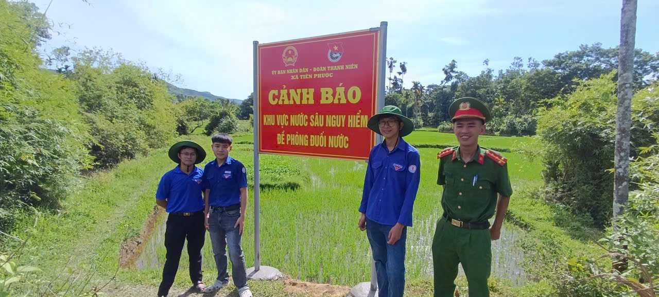 Đoàn Thanh niên xã Tiên Phước phối hợp lắp đặt 10 bảng cảnh báo phòng, chống đuối nước