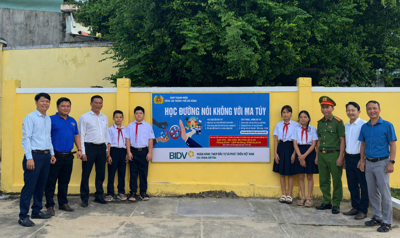 Ban Thanh niên CATP Đà Nẵng triển khai công trình pano tuyên truyền phòng, chống ma túy học đường