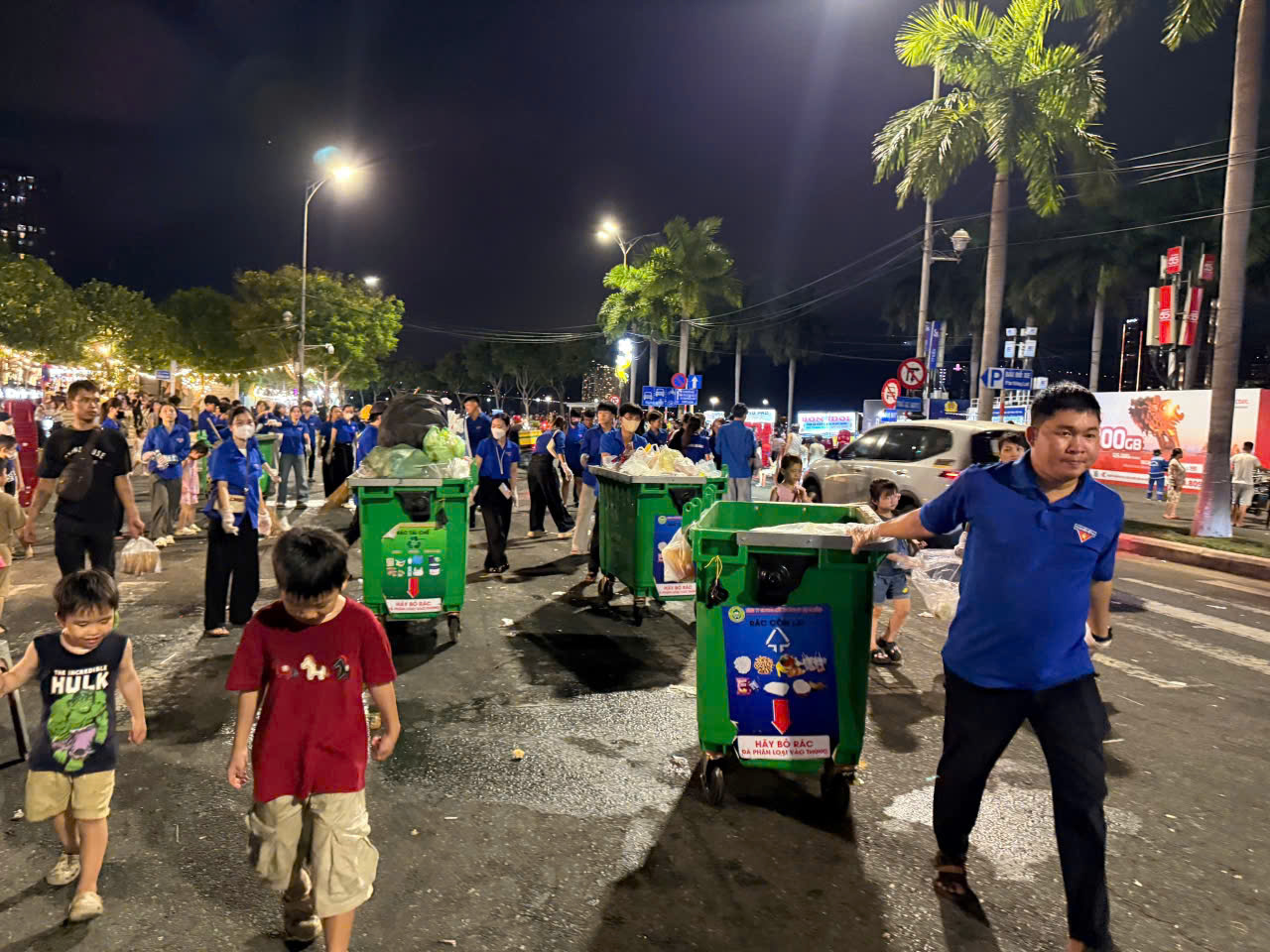 Tuổi trẻ Hải Châu ra quân vệ sinh môi trường sau đêm thi thứ 4 Lễ hội Pháo hoa Quốc tế Đà Nẵng 2026