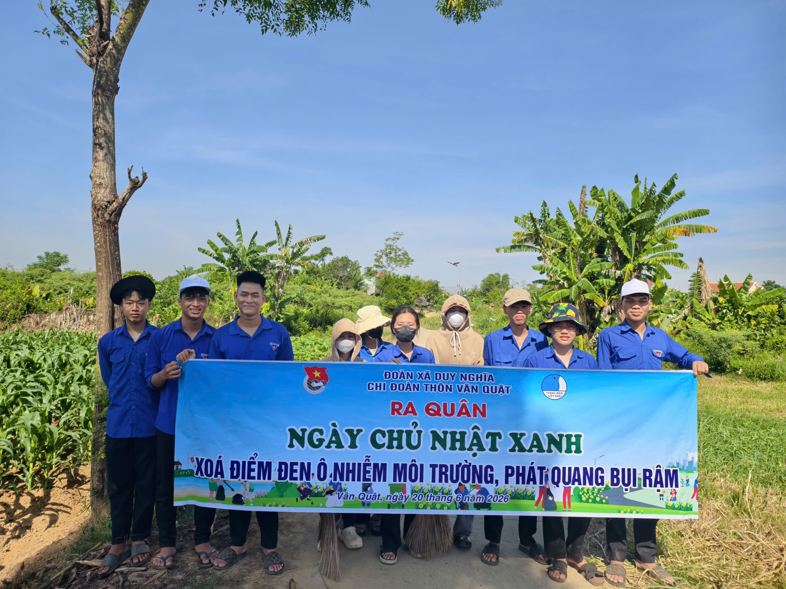 Đoàn xã Duy Nghĩa ra quân xóa điểm đen môi trường, phát quang bụi rậm