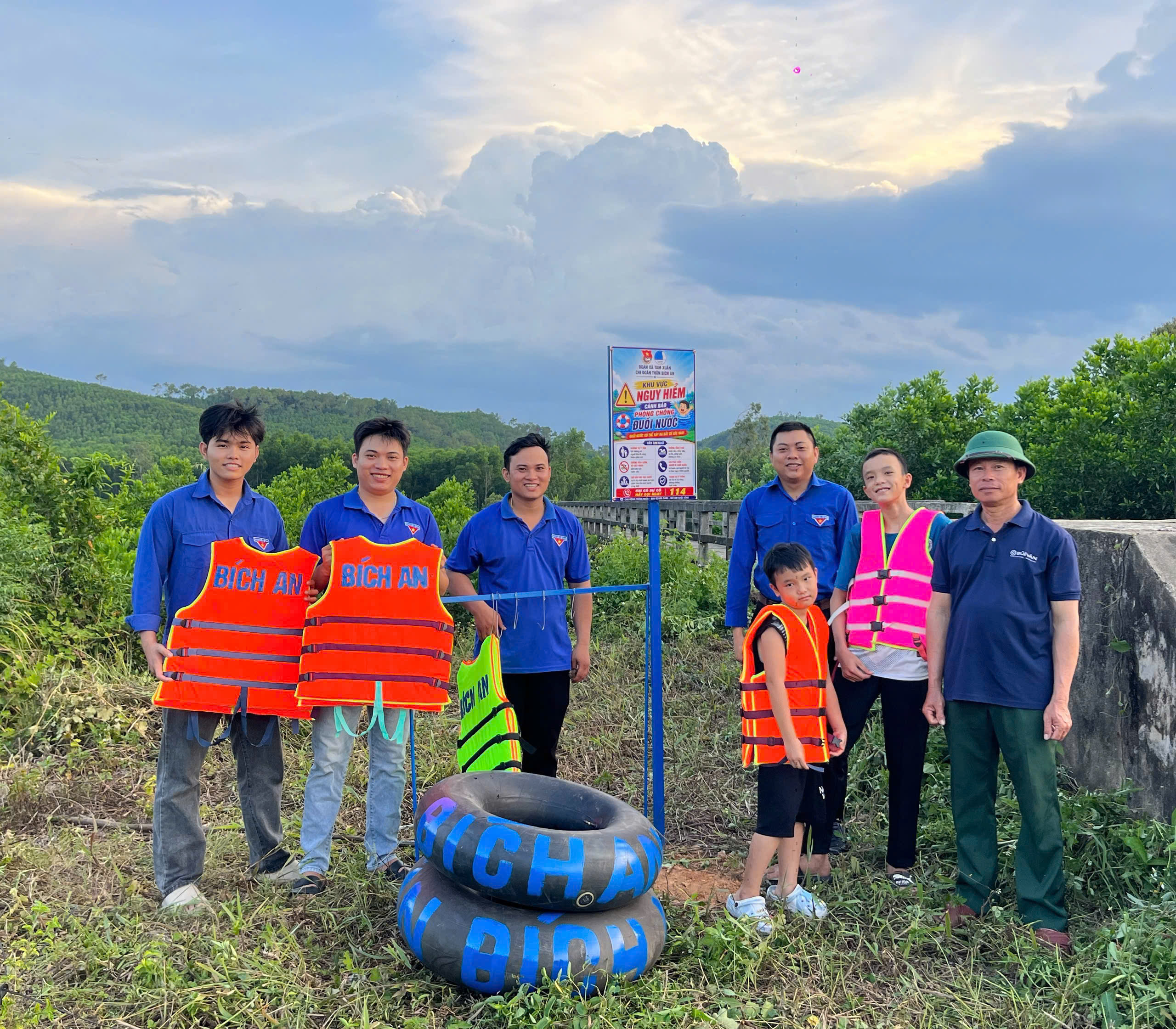 Tuổi trẻ xã Tam Xuân triển khai công trình thanh niên "Áo phao cho em" góp phần phòng, chống đuối nước