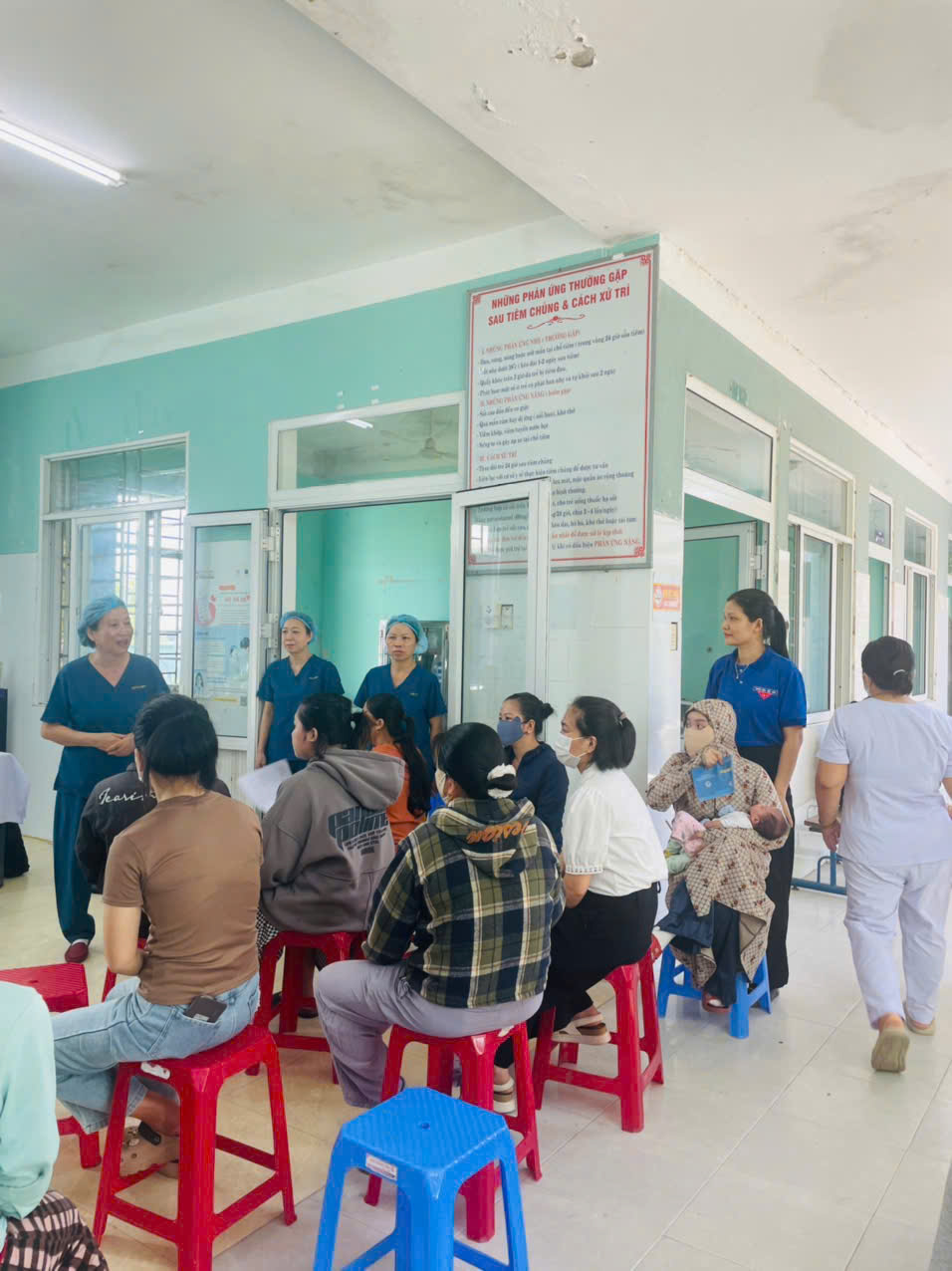 Tuổi trẻ xã Hòa Tiến xung kích hỗ trợ khám sức khỏe cho trẻ em dưới 6 tuổi