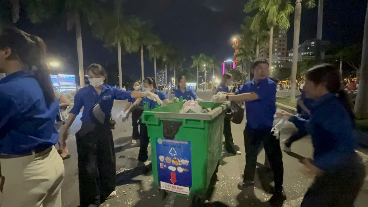 Tuổi trẻ Hải Châu ra quân vệ sinh môi trường sau đêm thi thứ 5 Lễ hội Pháo hoa Quốc tế Đà Nẵng 2026