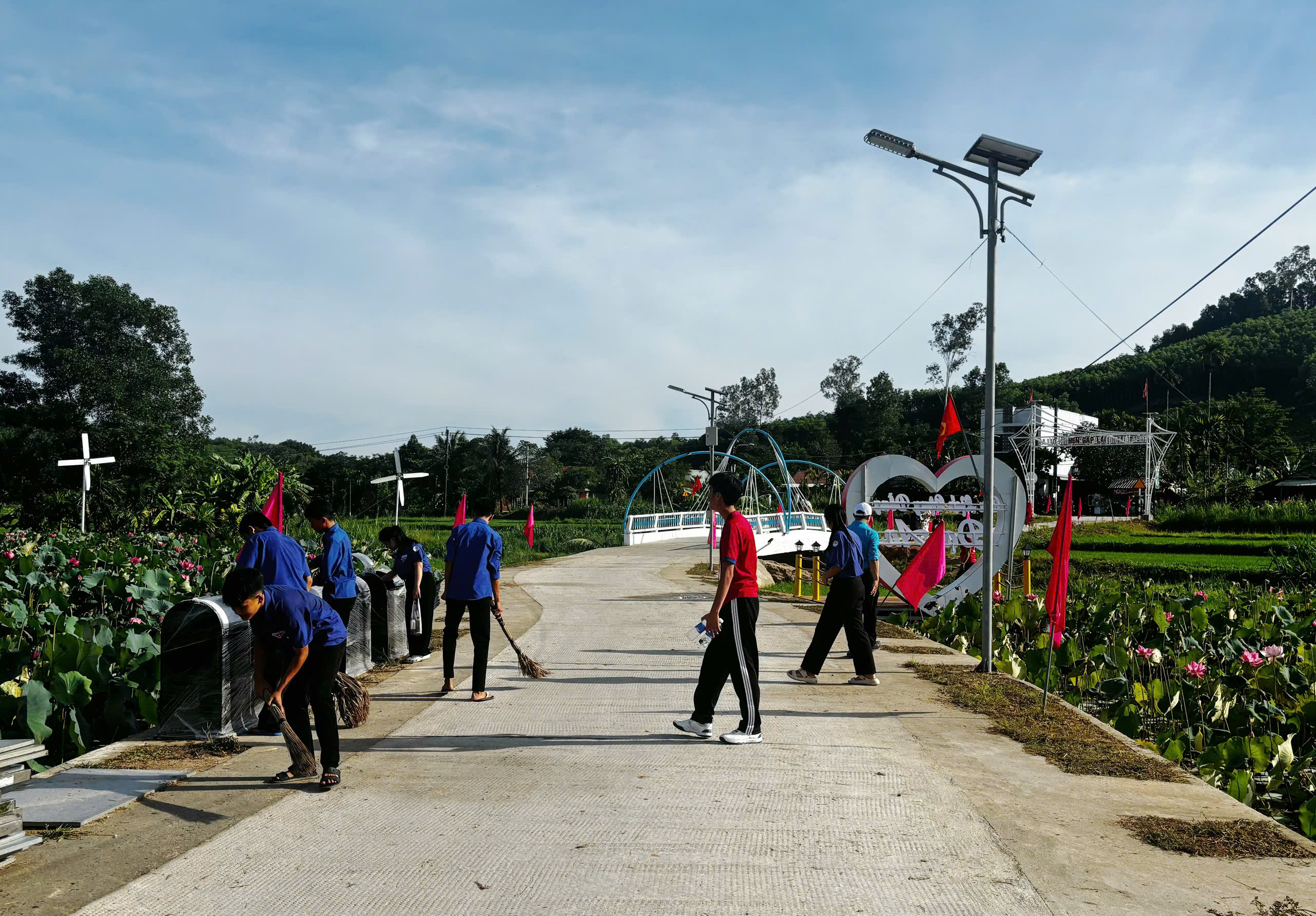 Đoàn xã Phú Ninh ra quân hưởng ứng chiến dịch 60 ngày cao điểm vệ sinh môi trường