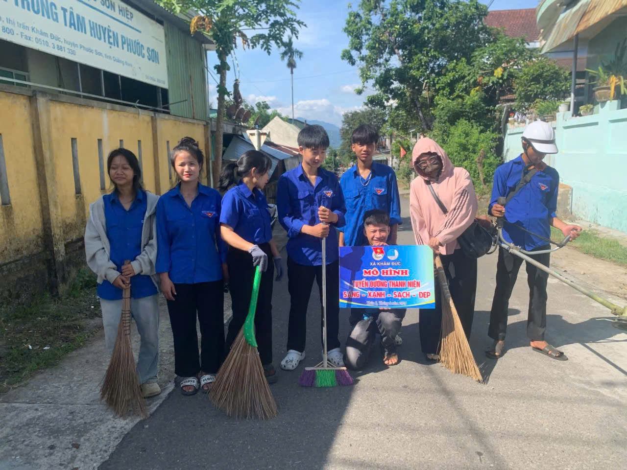 Đoàn xã Khâm Đức ra quân hưởng ứng 60 ngày thi đua cao điểm xây dựng cảnh quan, bảo vệ môi trường