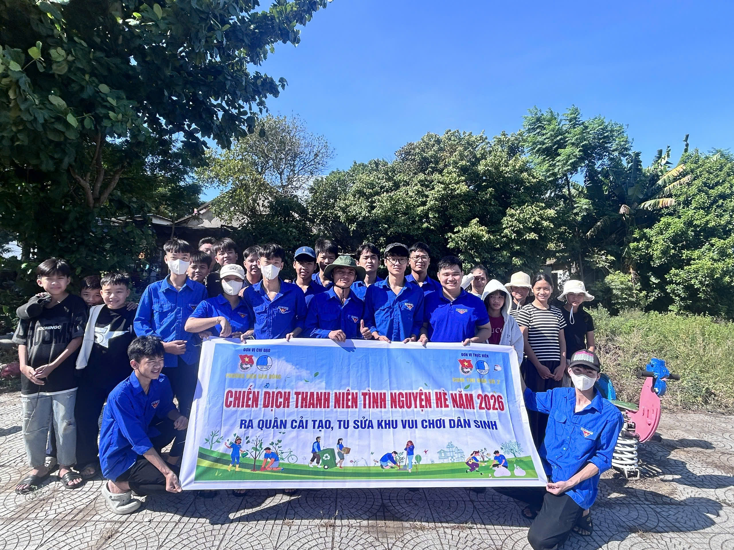 Tuổi trẻ phường Điện Bàn Đông ra quân cải tạo, tu sửa khu vui chơi dân sinh
