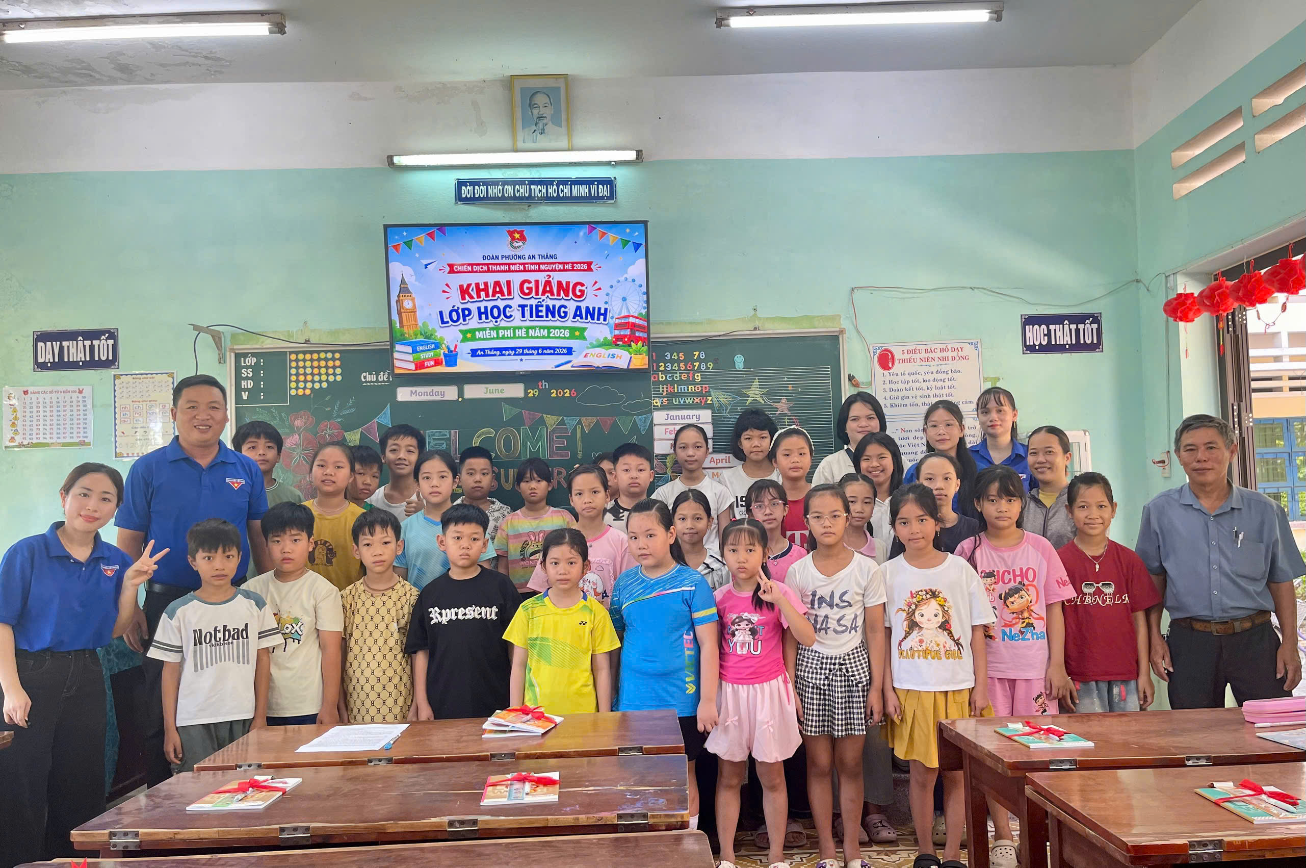 Đoàn phường An Thắng tổ chức khai giảng lớp học tiếng Anh miễn phí hè năm 2026
