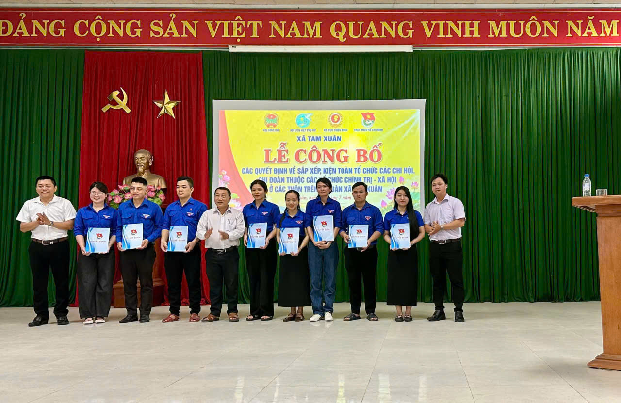 Đoàn xã Tam Xuân công bố quyết định kiện toàn các chi đoàn thôn
