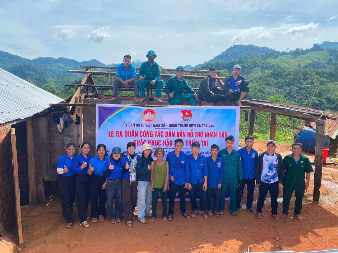 Trà Vân: Chiến dịch hè tình nguyện “Mái nhà nghĩa tình” hỗ trợ lợp lại mái tôn cho hộ dân sau thiên tai