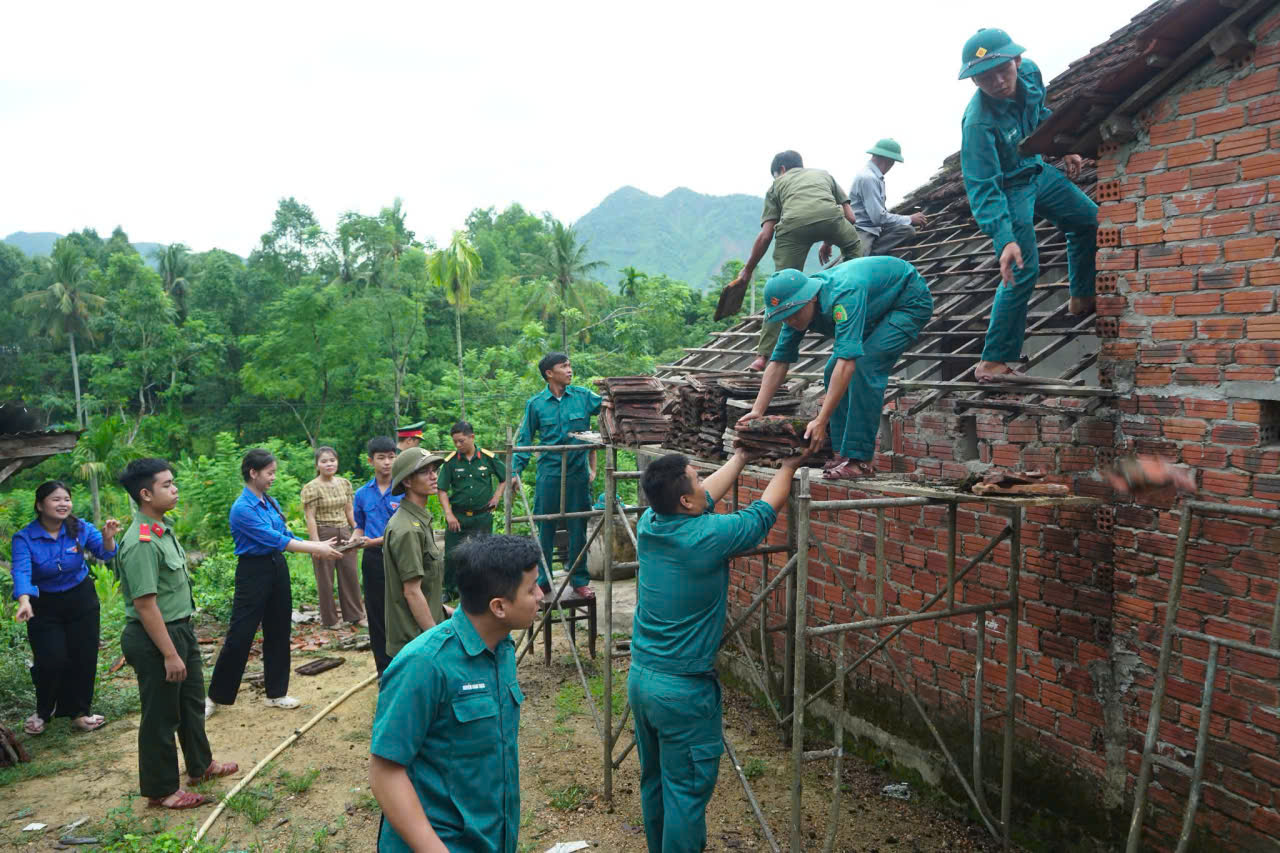 Đoàn xã Quế Phước ra quân hỗ trợ sửa chữa nhà ở cho gia đình chính sách