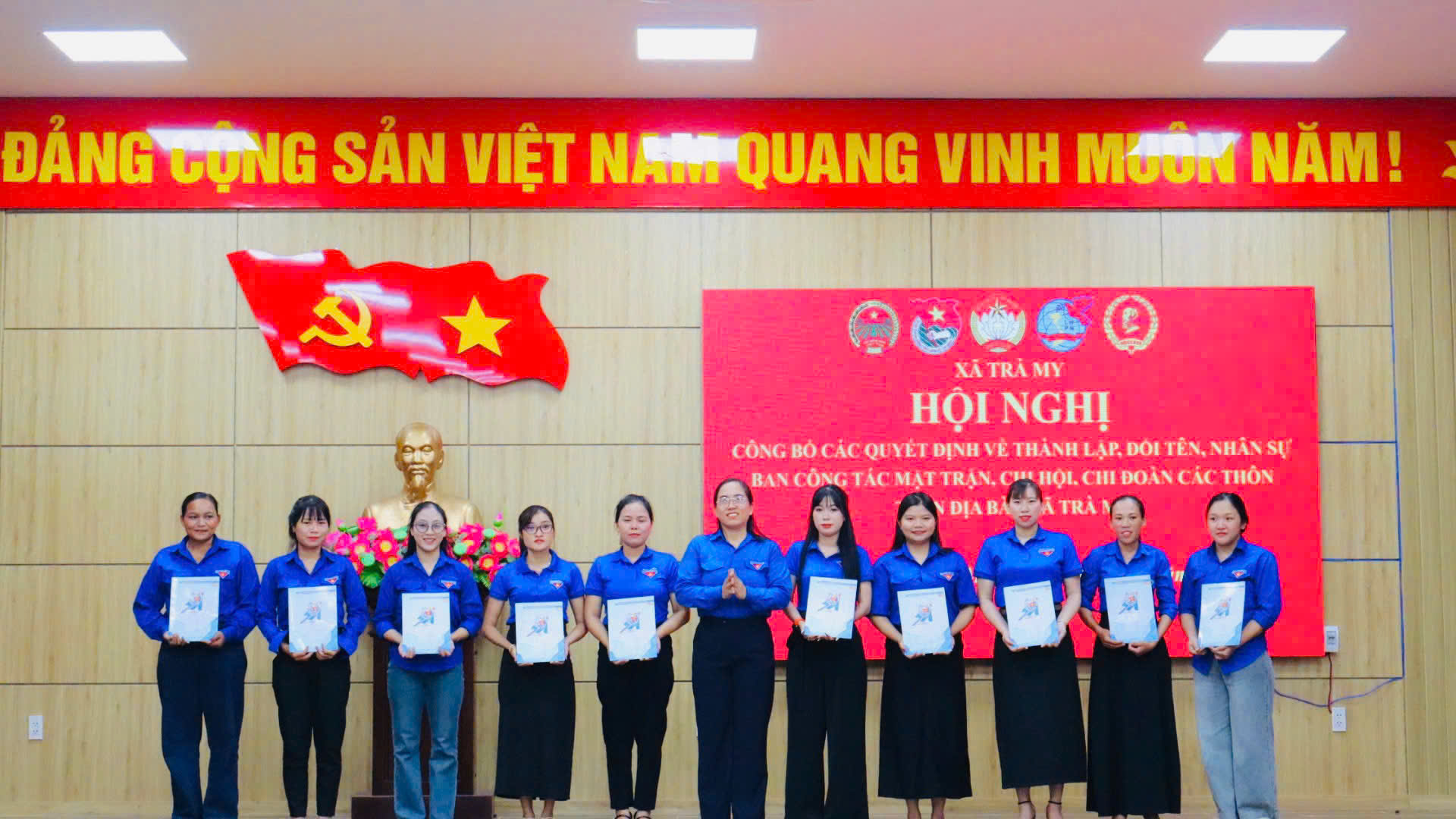 Đoàn xã Trà My công bố các quyết định kiện toàn tổ chức và nhân sự các chi đoàn thôn sau sắp xếp