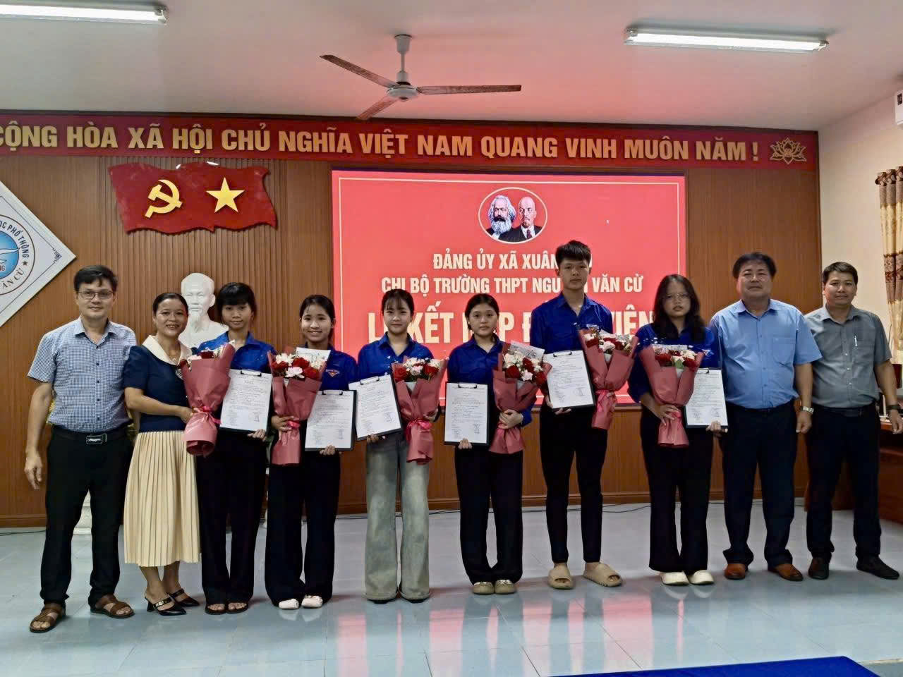 Tuổi trẻ phường Xuân Phú có 06 đoàn viên ưu tú Trường THPT Nguyễn Văn Cừ vinh dự được kết nạp vào Đảng