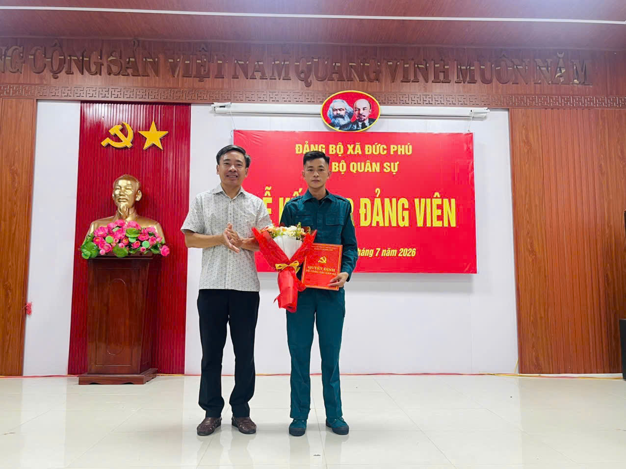Tuổi trẻ xã Đức Phú chúc mừng đoàn viên ưu tú Hồ Trung Tín vinh dự được kết nạp vào Đảng