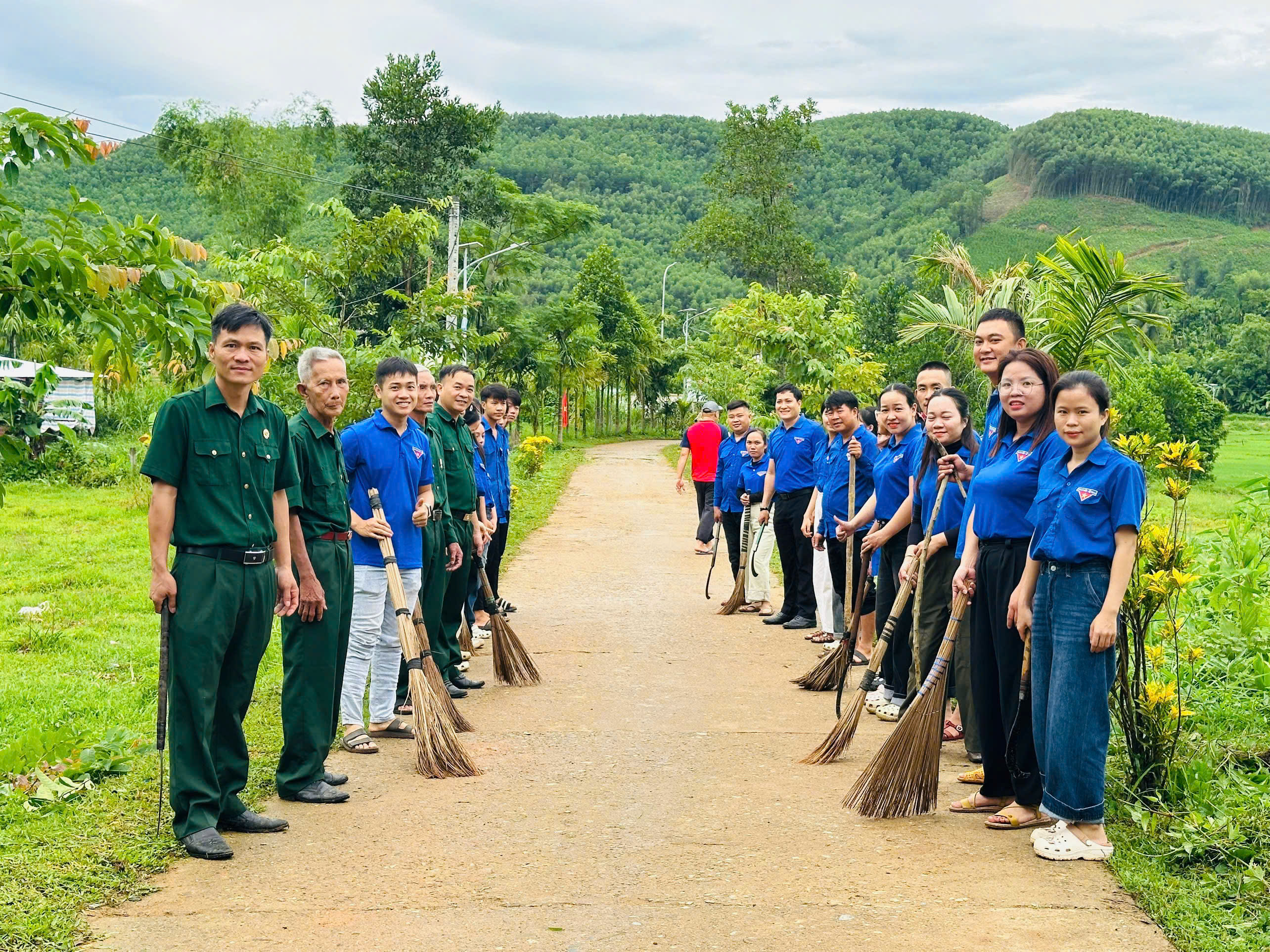 Xã Hiệp Đức ra quân “Ngày thứ Bảy xanh”, chung tay xây dựng cảnh quan và bảo vệ môi trường