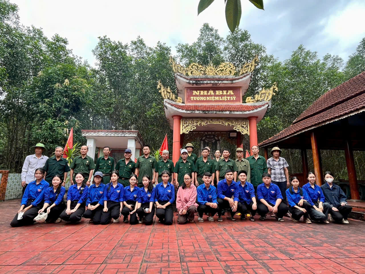 Quế Phước tổ chức dọn vệ sinh Bia di tích Trại Tiệp, tri ân các Anh hùng liệt sĩ