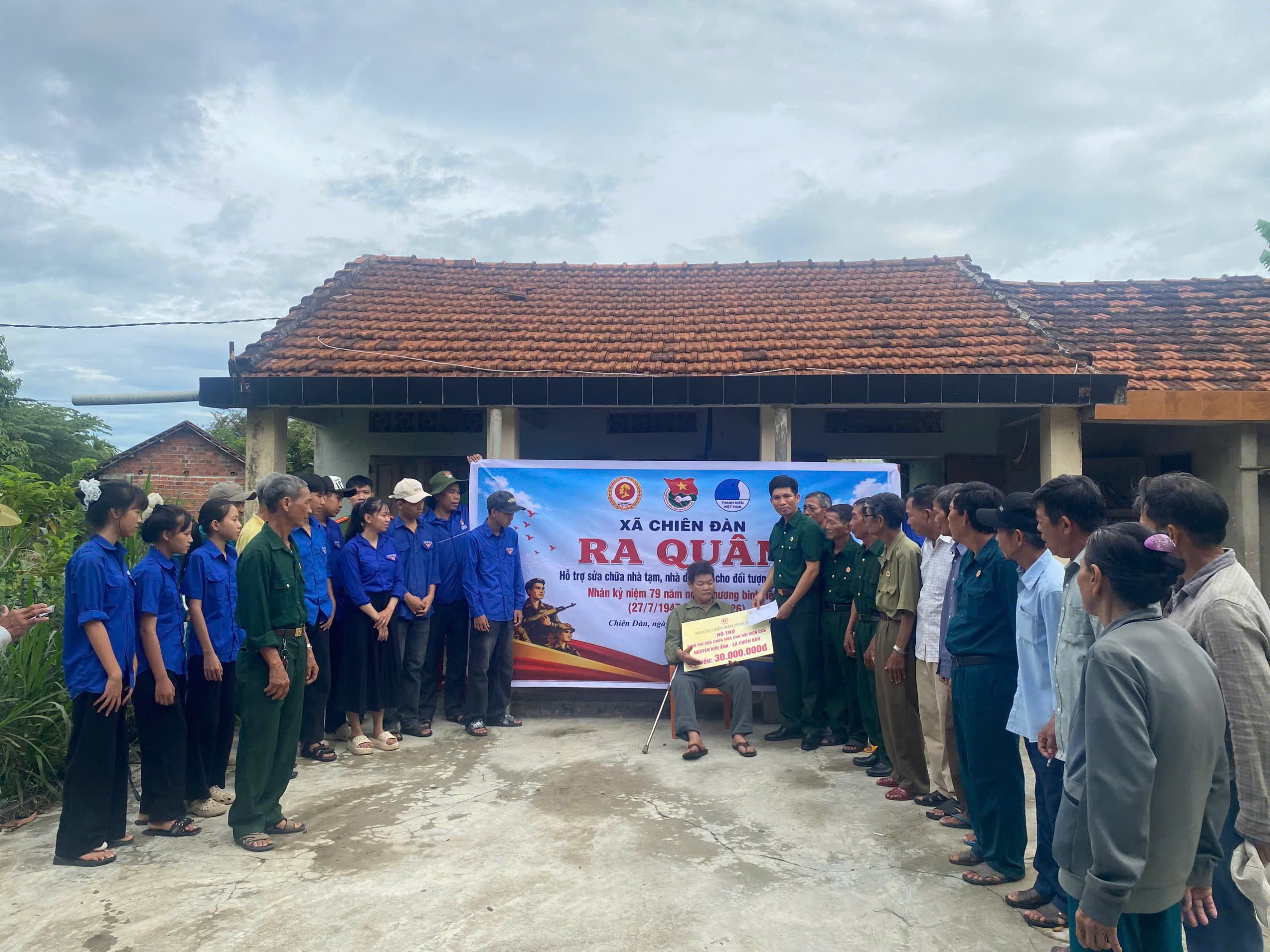 Đoàn xã Chiên Đàn phối hợp Hội Cựu chiến binh ra quân hỗ trợ tháo dỡ nhà cho hộ ông Nguyễn Hữu Anh