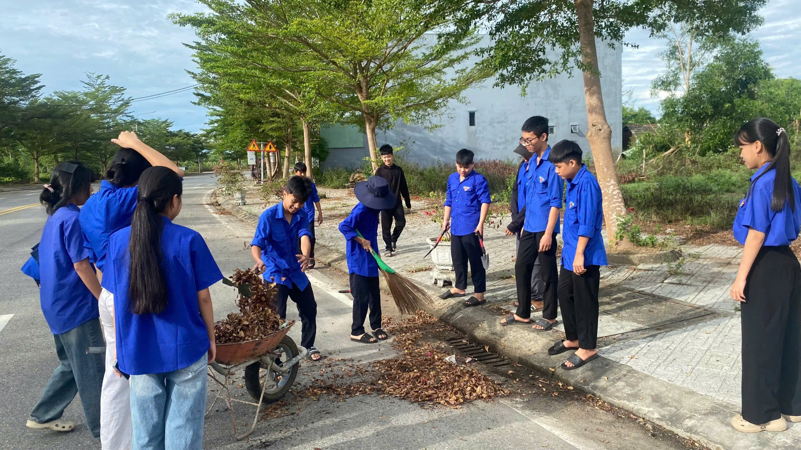 Tuổi trẻ Xuân Phú ra quân xây dựng mô hình “Tuyến đường thanh niên sáng - xanh - sạch - đẹp”