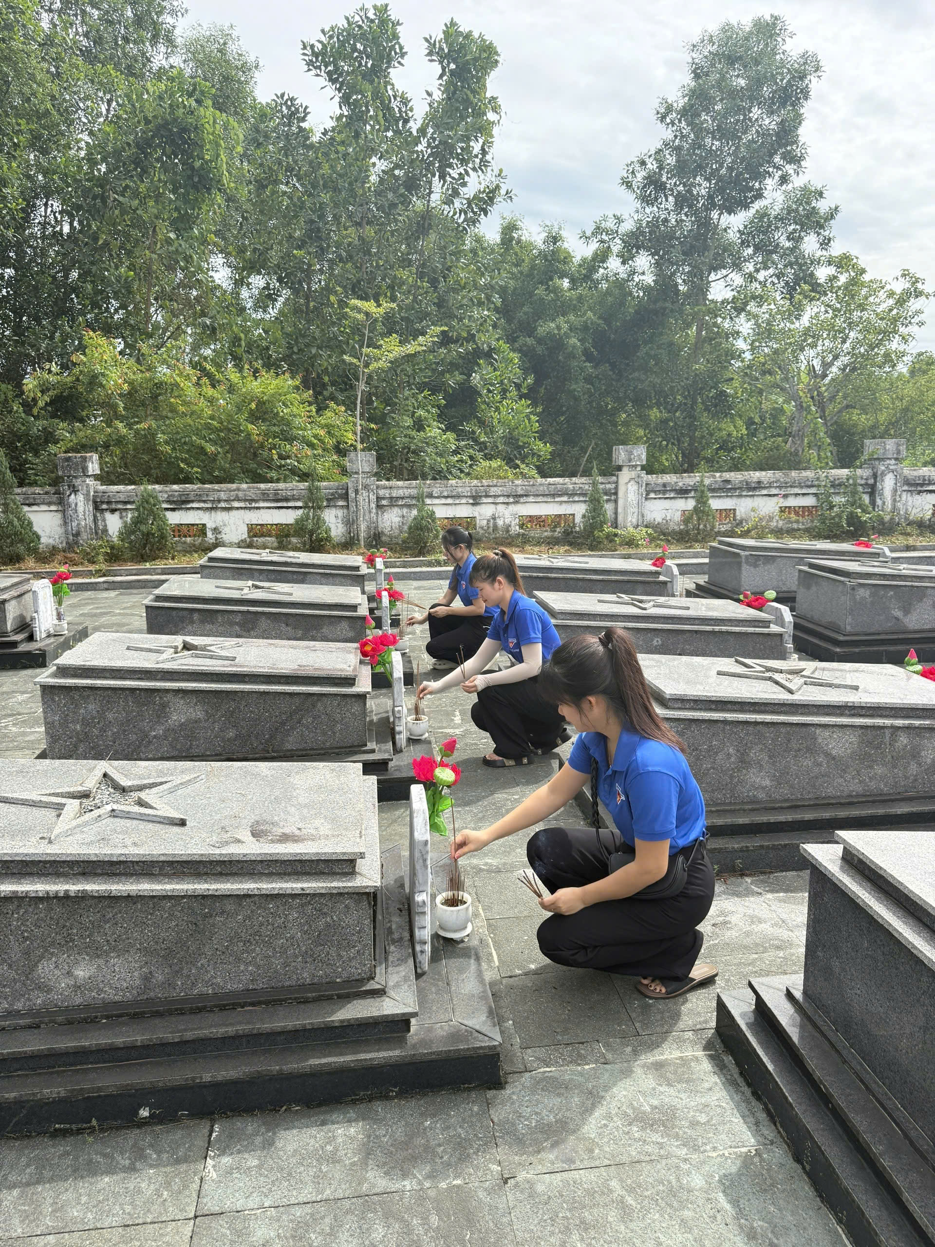 Đoàn xã Hòa Vang ra quân dọn vệ sinh Nghĩa trang Liệt sĩ, thực hiện công trình thanh niên “Hoa dâng mộ liệt sĩ”