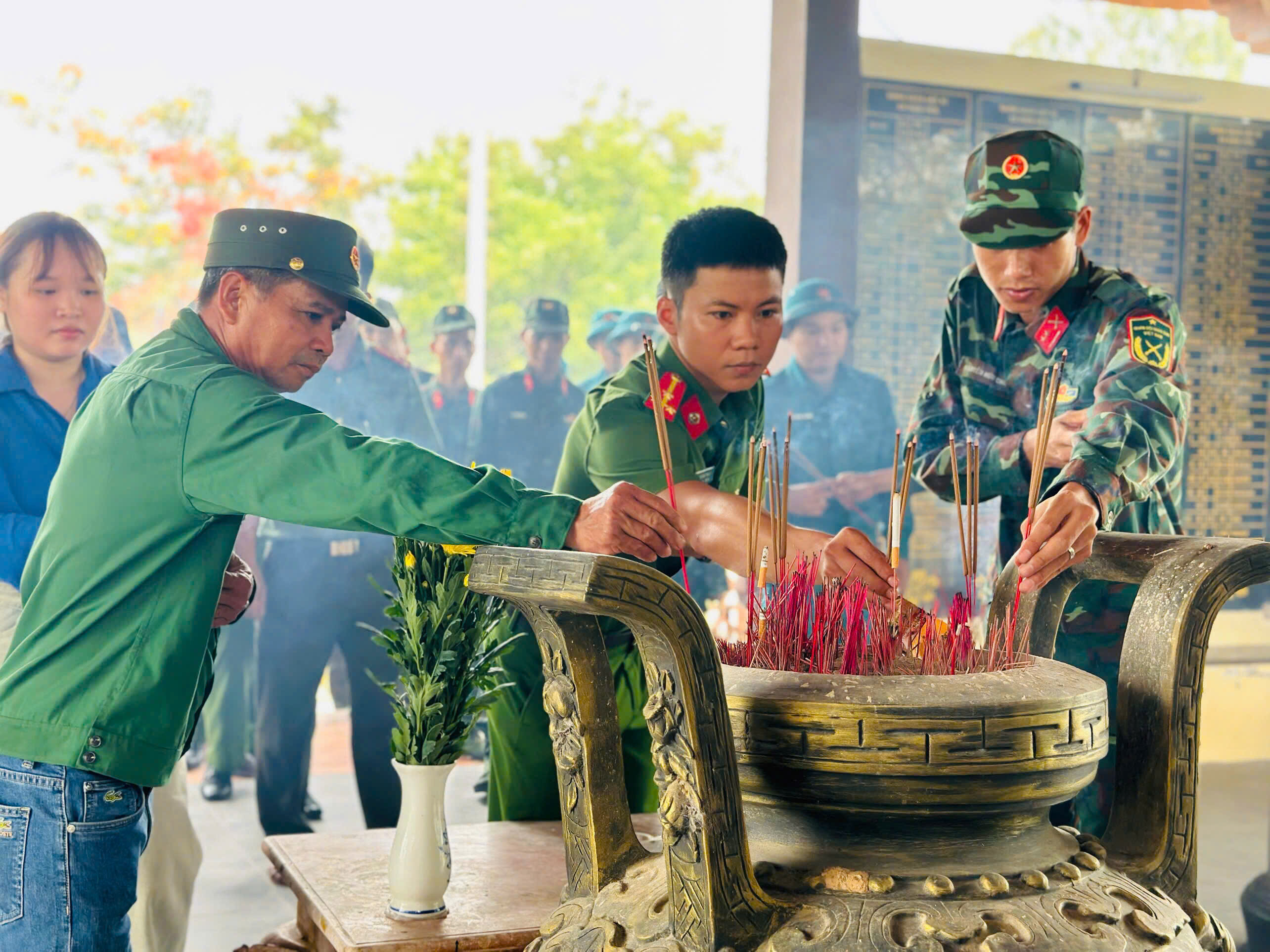 Đoàn phường Điện Bàn Bắc ra quân chỉnh trang Nghĩa trang Liệt sĩ hưởng ứng Chiến dịch 500 ngày đêm