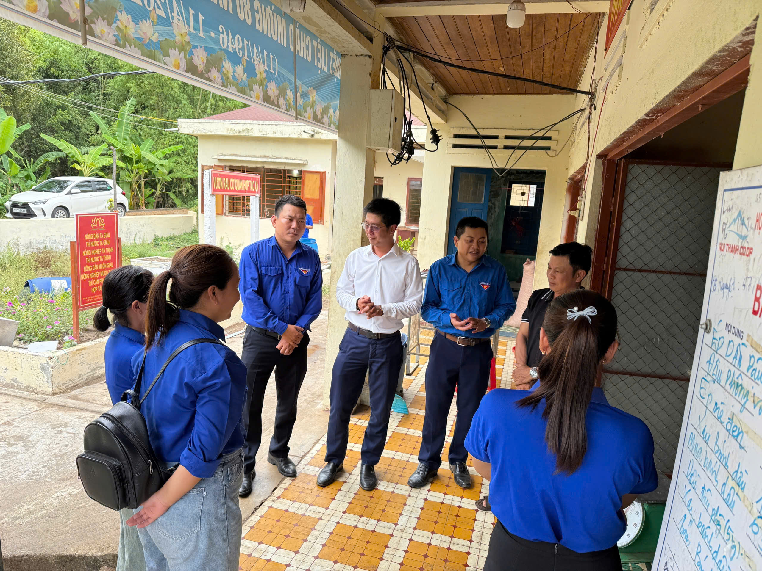Đoàn xã Tam Xuân tham quan, học tập mô hình kinh tế thanh niên tiêu biểu