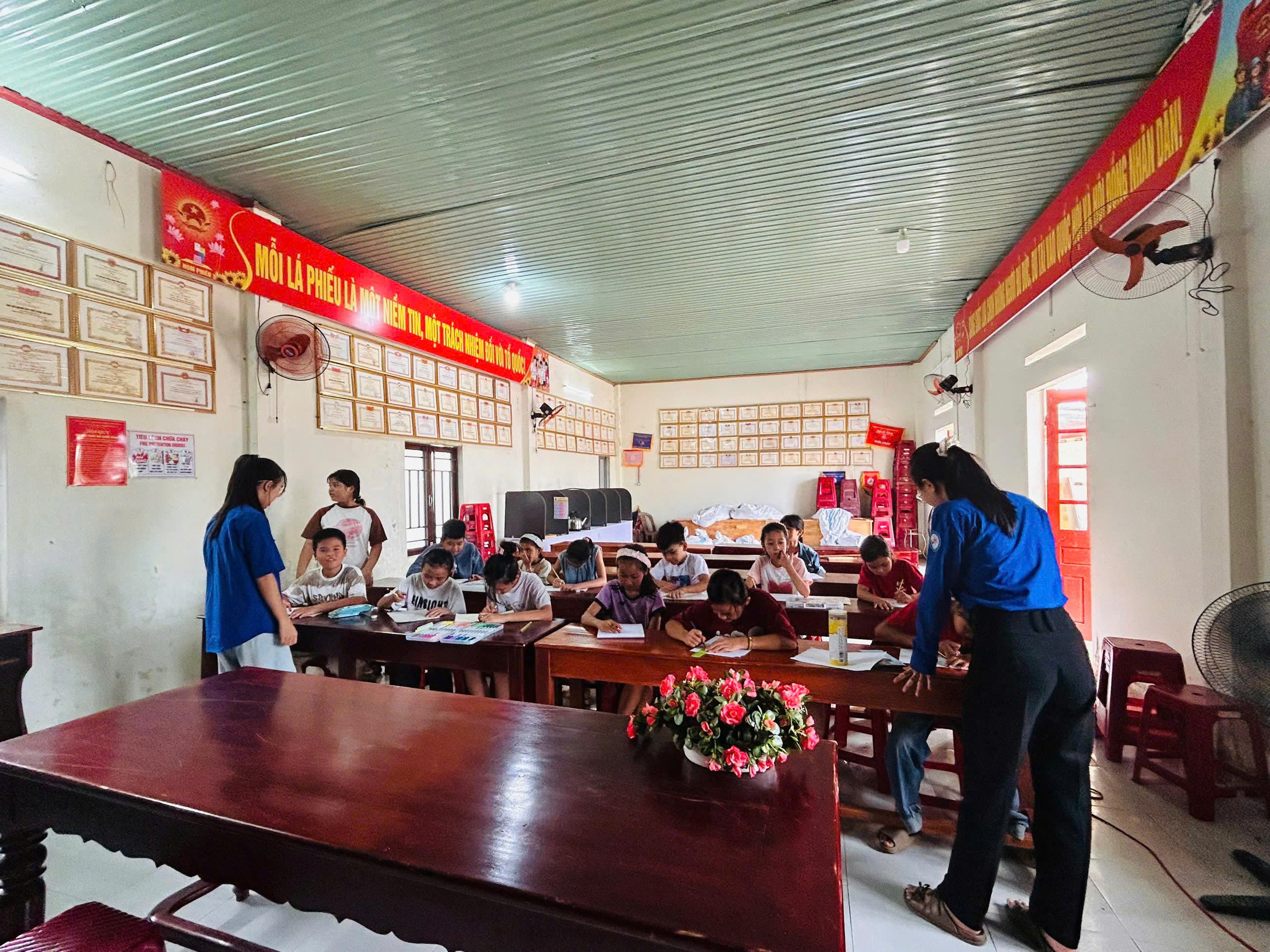 Chi đoàn thôn Tân Quý tổ chức lớp vẽ tranh miễn phí cho thiếu nhi