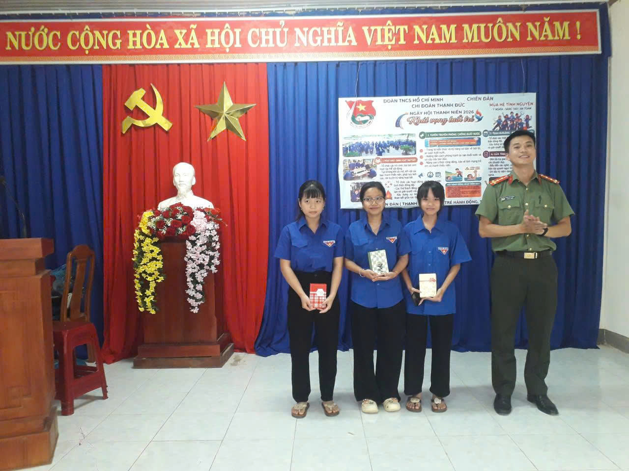 Chi đoàn Công an xã phối hợp Chi đoàn thôn Thạnh Đức tuyên truyền an toàn thông tin trên không gian mạng và phòng, chống ma túy