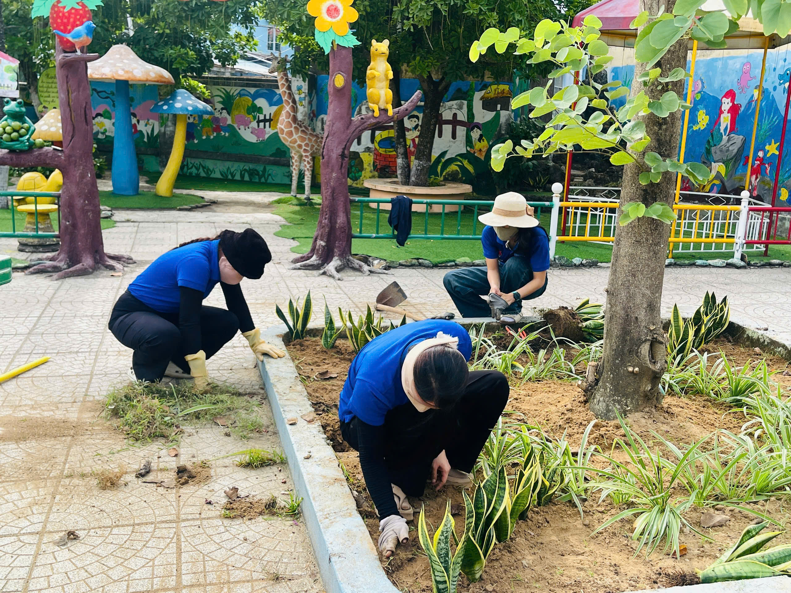 Thanh niên xã Tam Mỹ tiếp tục ra quân chung tay xây dựng môi trường xanh – sạch – đẹp