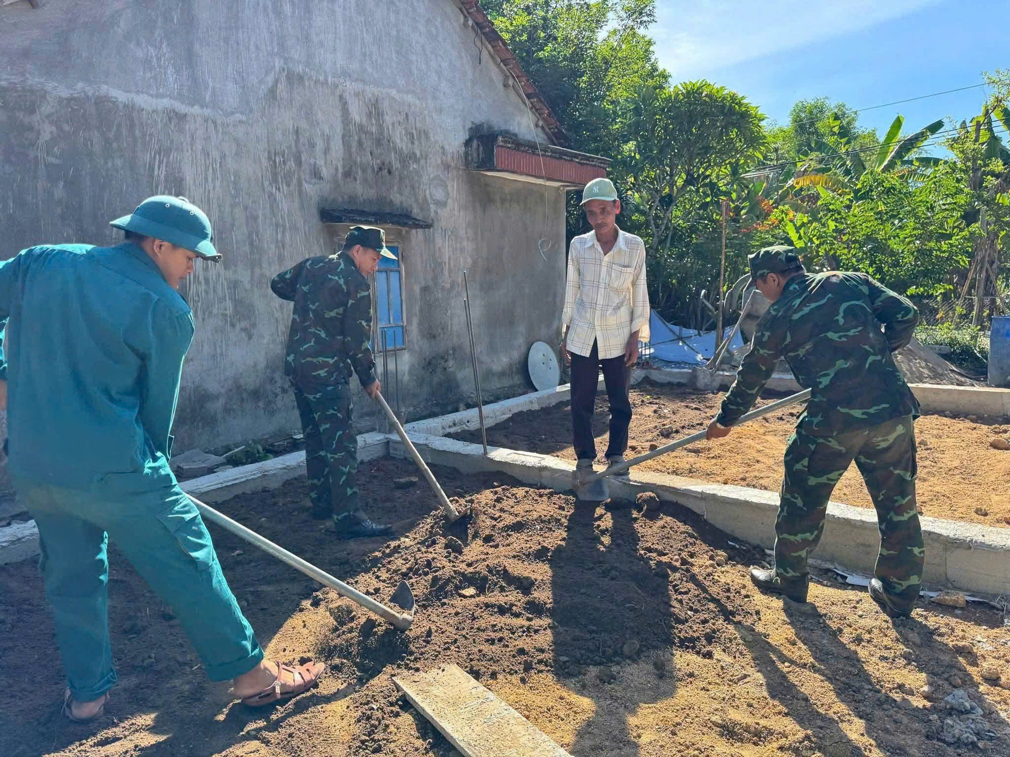 Chi đoàn Quân sự xã Nông Sơn tích cực tham gia xóa nhà tạm, nhà dột nát cho gia đình chính sách