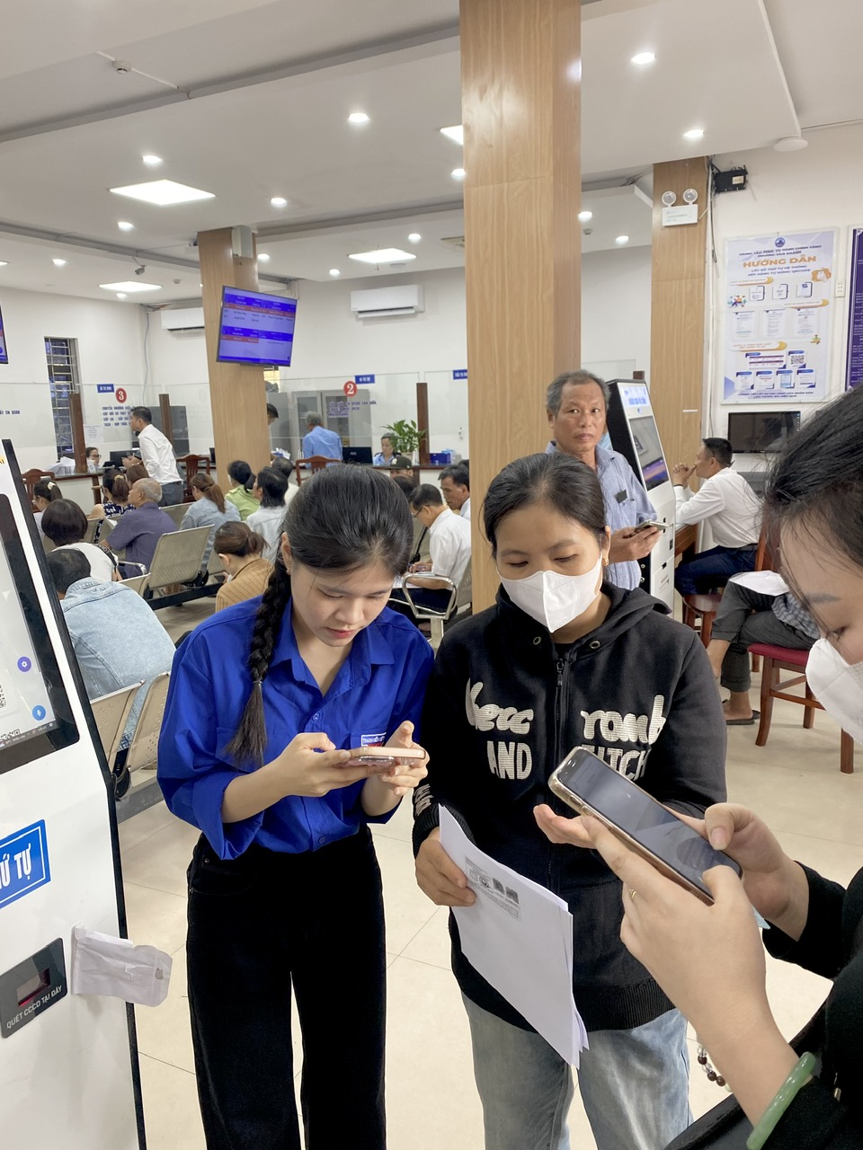 Tuổi trẻ Hòa Khánh và UED đồng hành cùng người dân thực hiện thủ tục hành chính