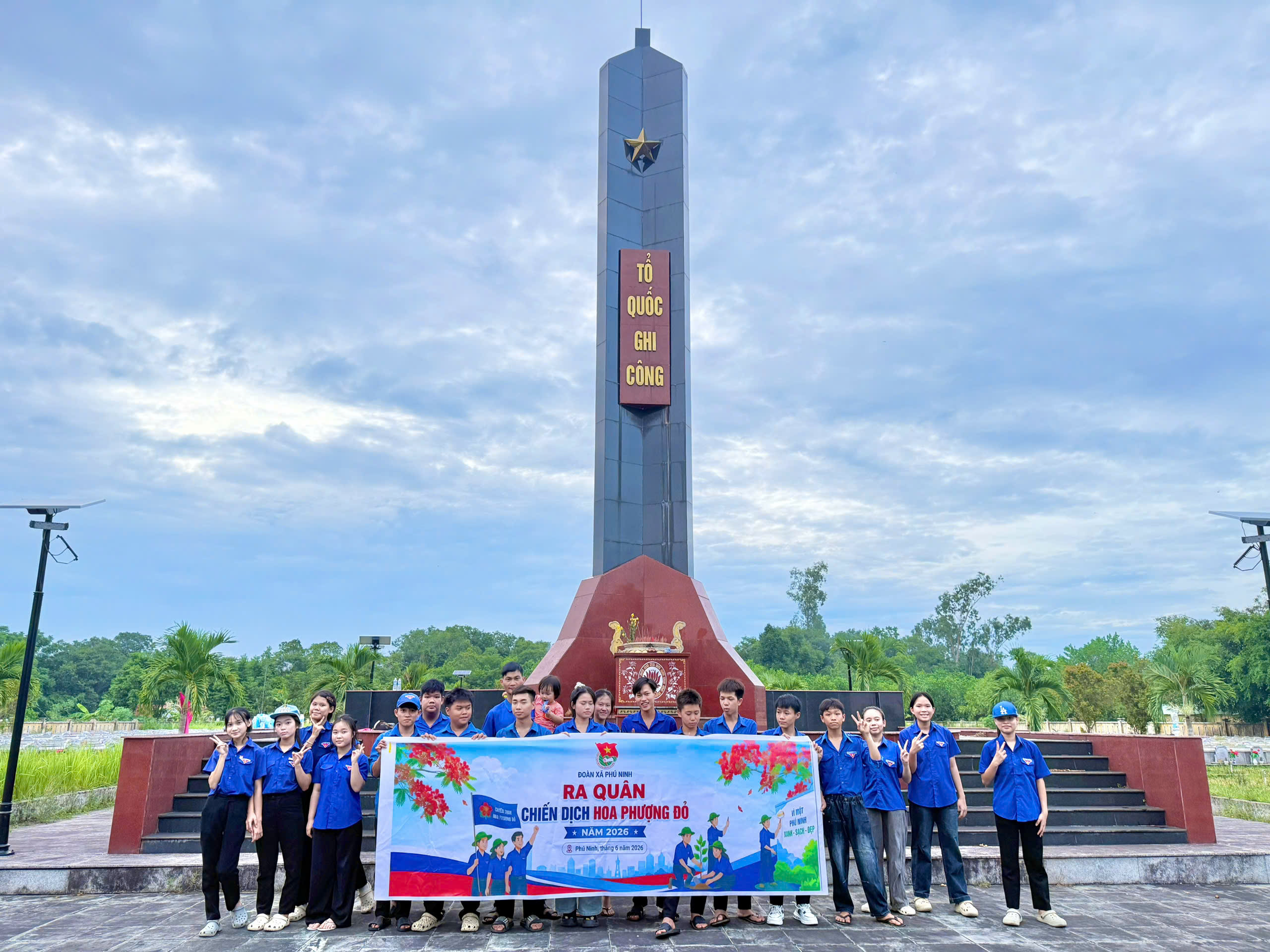 Đoàn xã Phú Ninh tổ chức hoạt động "Hoa dâng mộ liệt sĩ" tri ân các Anh hùng liệt sĩ