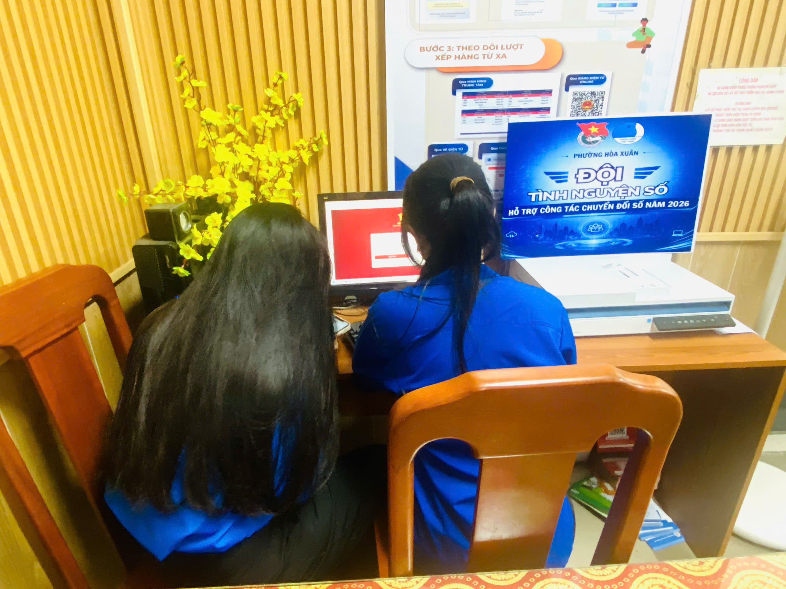 Đội tình nguyện số phường Hòa Xuân đồng hành cùng người dân trong thực hiện chuyển đổi số
