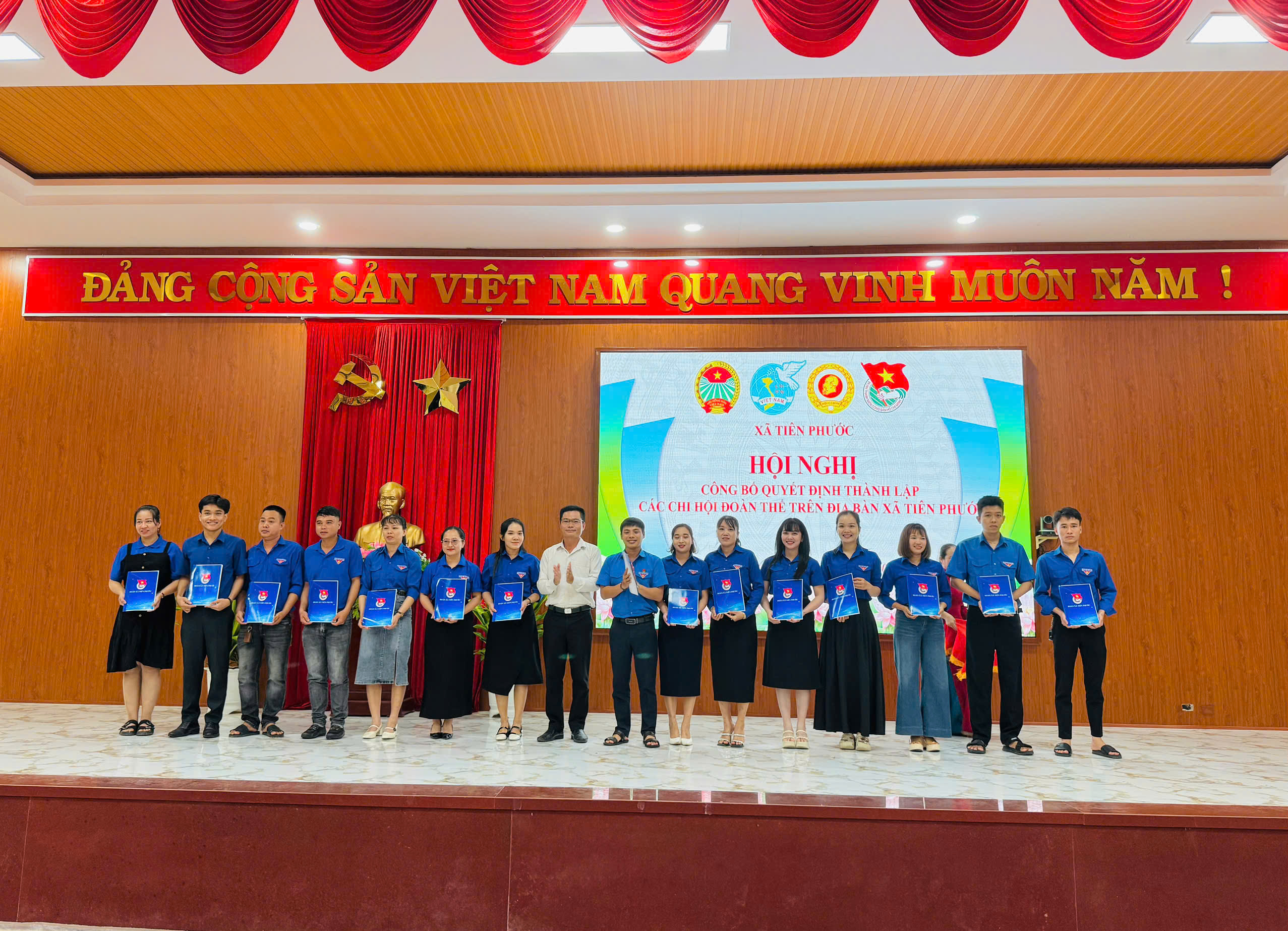 Ban Thường vụ Đoàn xã Tiên Phước công bố các quyết định kiện toàn tổ chức và nhân sự các chi đoàn thôn sau sắp xếp