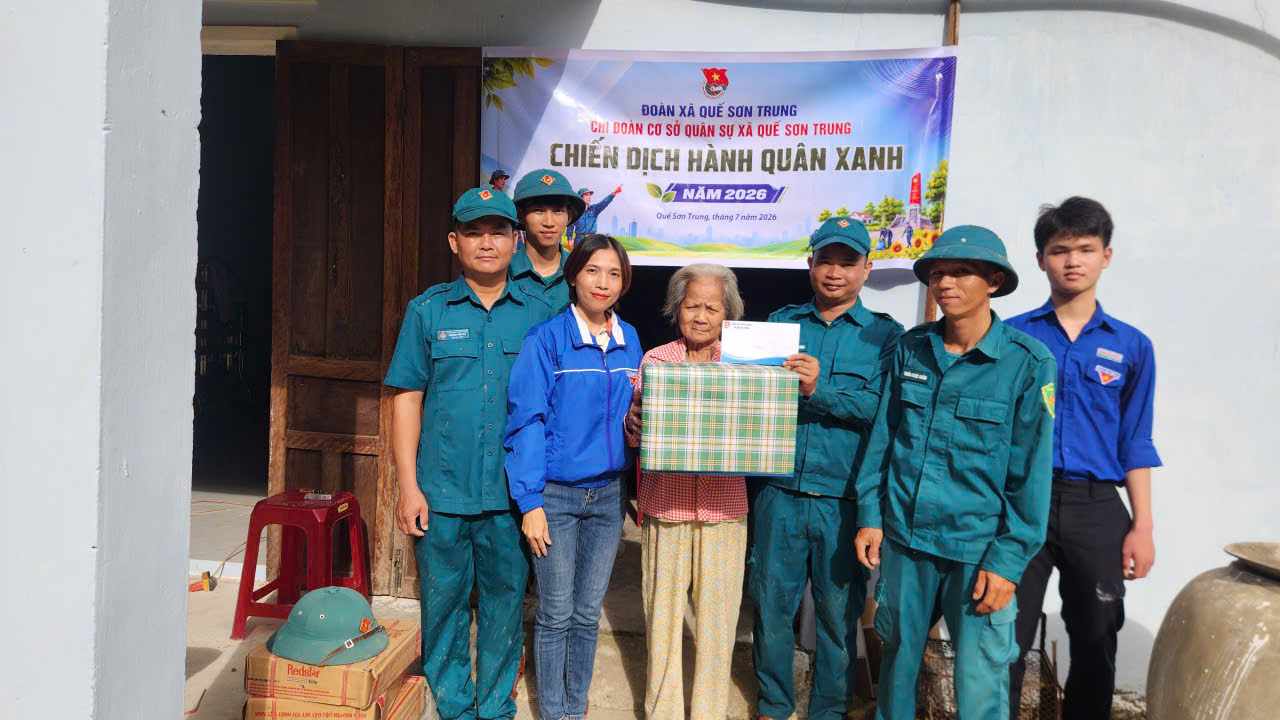 Chi đoàn Quân sự xã Quế Sơn Trung thực hiện Chiến dịch "Hành quân xanh" hỗ trợ sửa chữa nhà ở cho thân nhân liệt sĩ