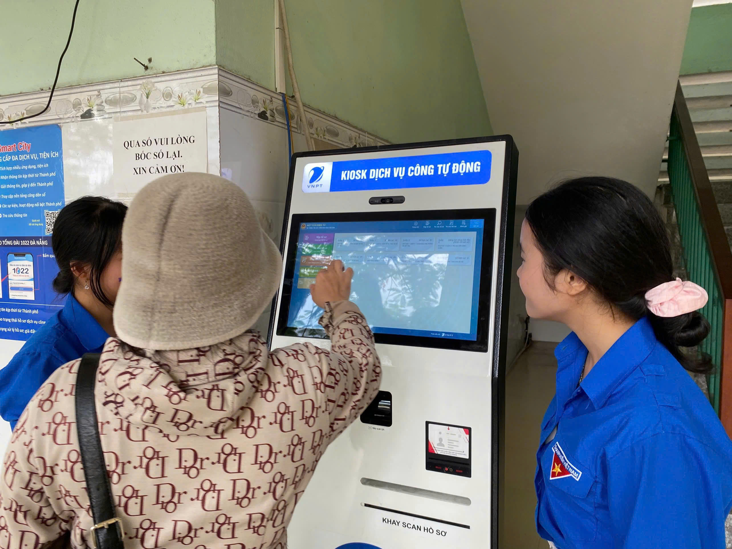 Đoàn phường Điện Bàn Đông triển khai đội hình thanh niên tình nguyện hỗ trợ tại Trung tâm Phục vụ hành chính công