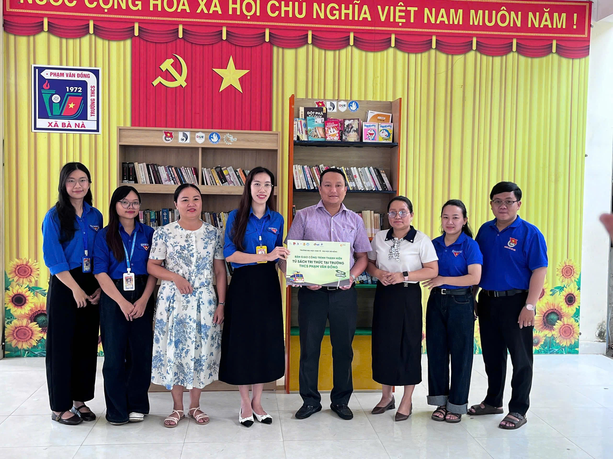 Đoàn xã Bà Nà bàn giao công trình thanh niên "Tủ sách tri thức" tại Trường THCS Phạm Văn Đồng