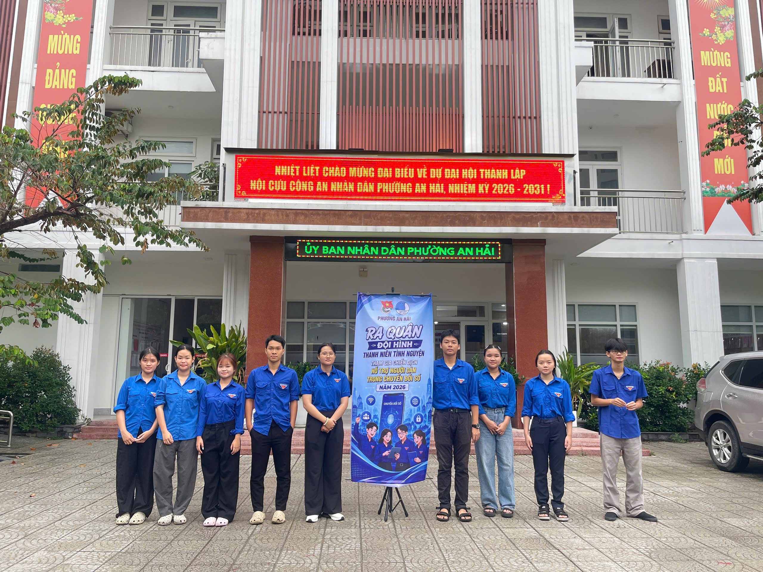 Đoàn phường An Hải ra quân đội hình thanh niên tình nguyện hỗ trợ người dân trong chuyển đổi số