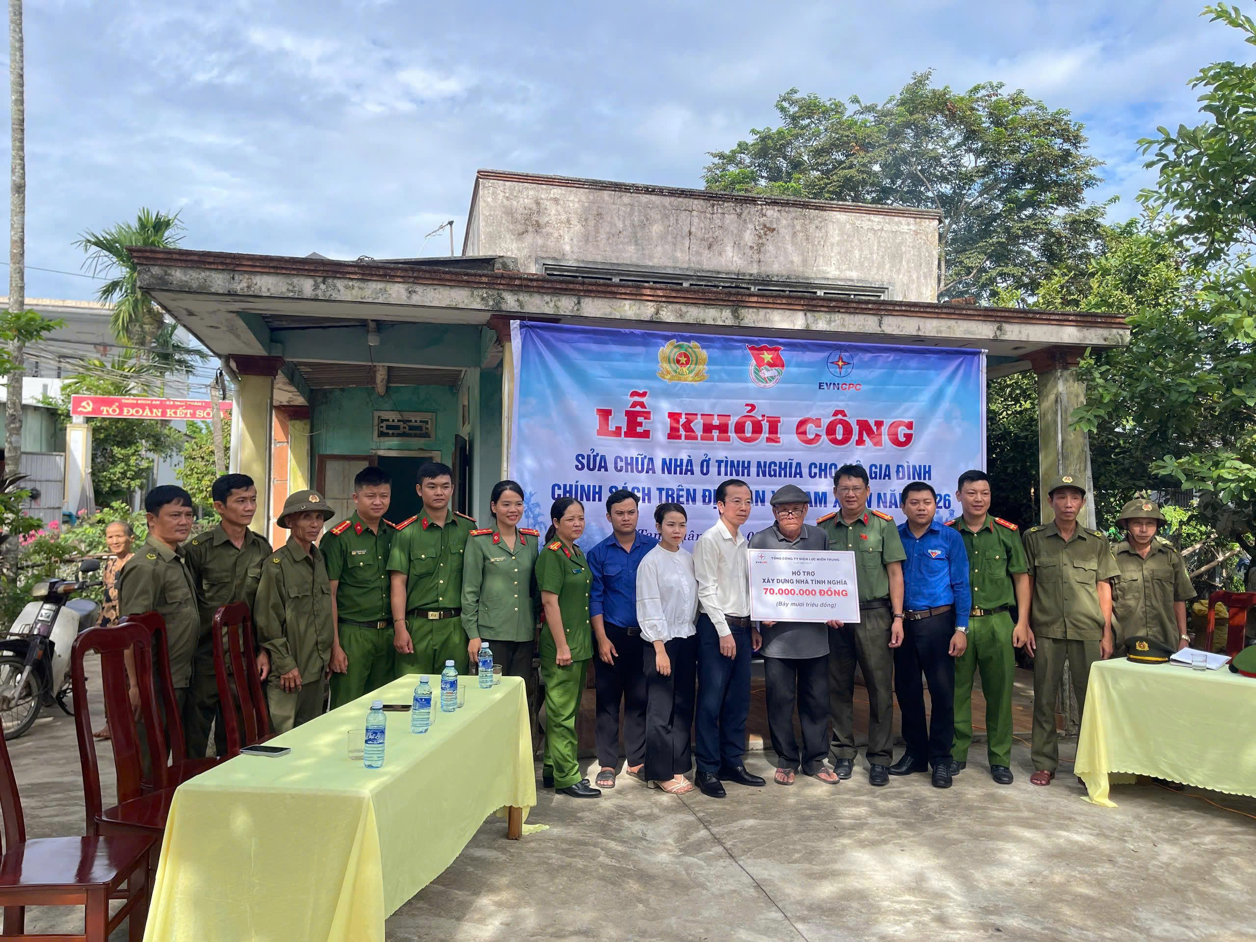 Chi đoàn Công an xã Tam Xuân khởi công sửa chữa nhà tình nghĩa cho gia đình chính sách