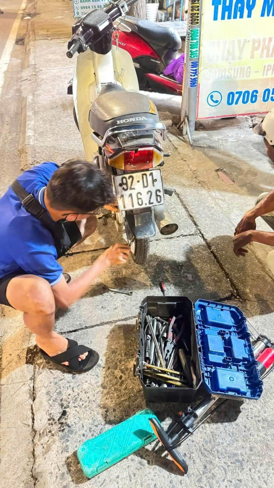 Gương thanh niên khởi nghiệp: Chàng trai 2K4 mở tiệm sửa xe và lan tỏa nghĩa cử đẹp
