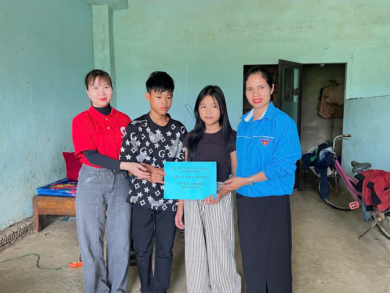 Đoàn xã Lãnh Ngọc trao quà cho trẻ em và gia đình có hoàn cảnh khó khăn
