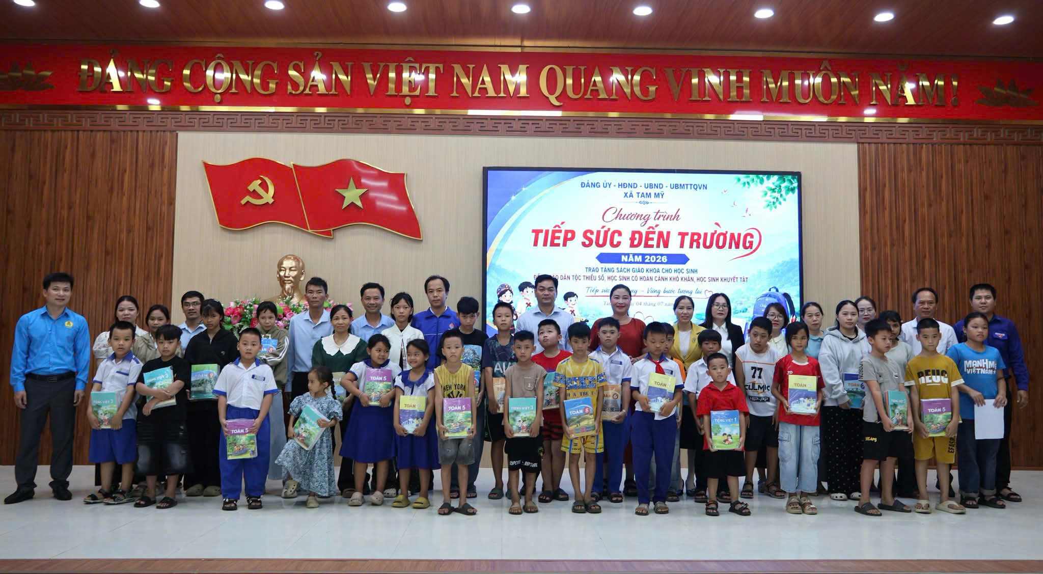 Xã Tam Mỹ trao 320 bộ sách giáo khoa cho học sinh có hoàn cảnh khó khăn