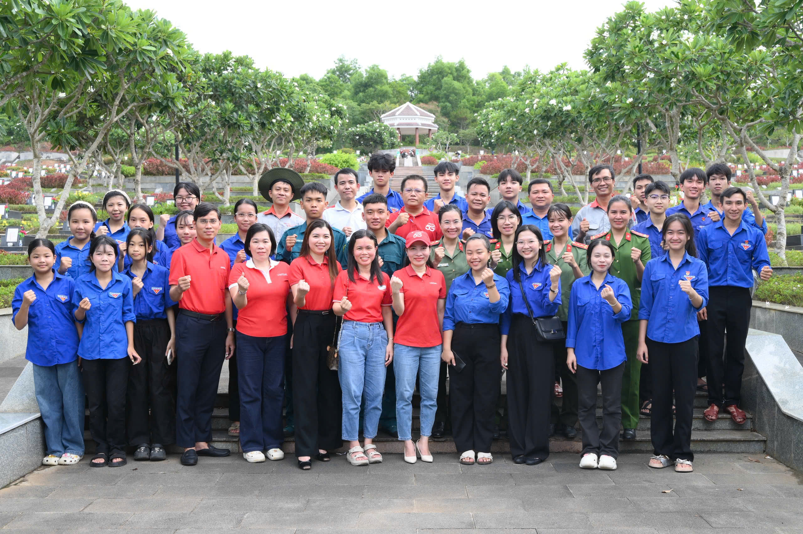 Đoàn phường Quảng Phú tri ân các Anh hùng liệt sĩ tại Nghĩa trang Liệt sĩ thành phố