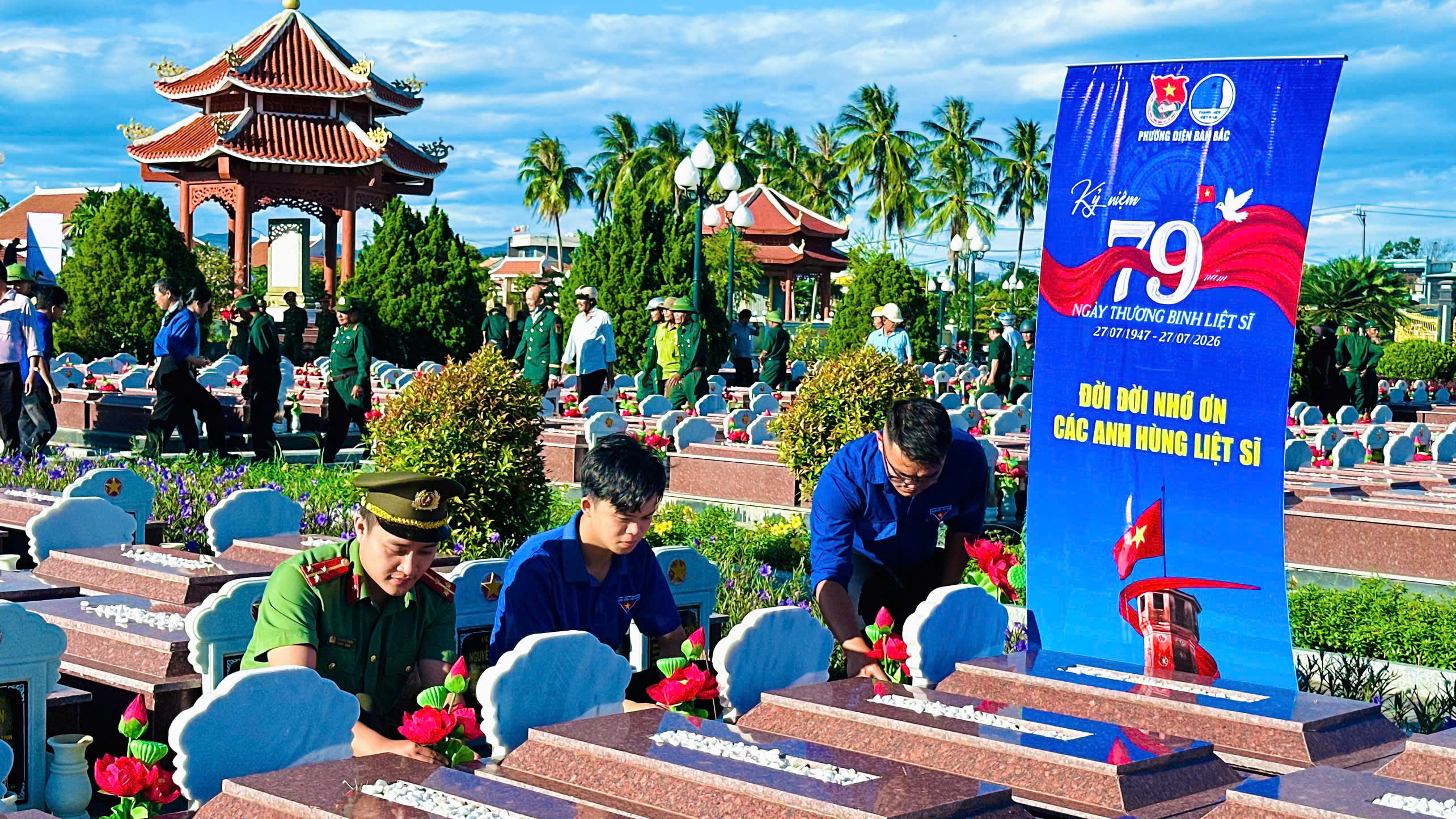Đoàn phường Điện Bàn Bắc tổ chức chương trình "Hoa tri ân – Sáng mãi hồn thiêng"