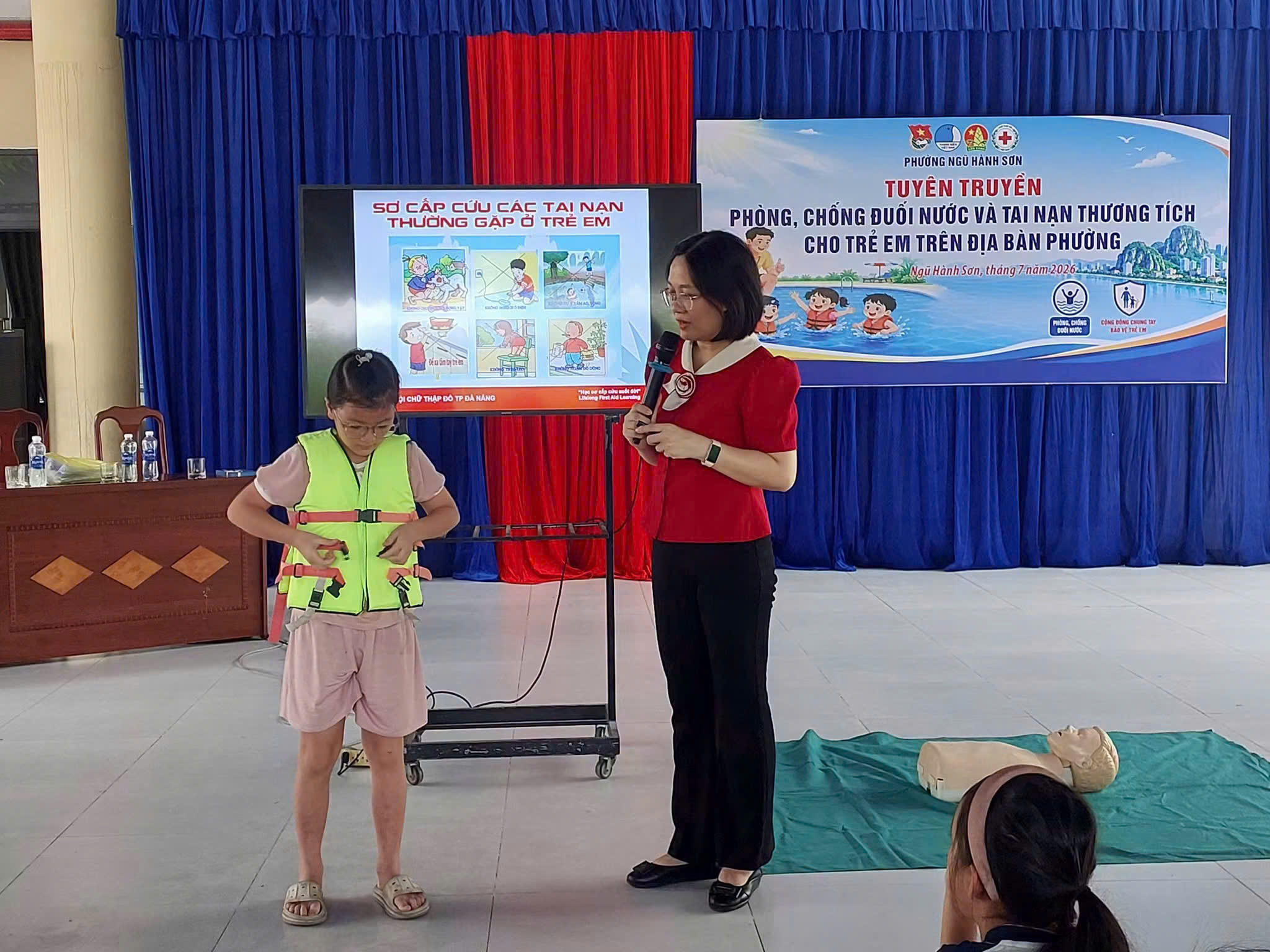 Đoàn phường Ngũ Hành Sơn tuyên truyền phòng, chống đuối nước cho thiếu nhi dịp hè