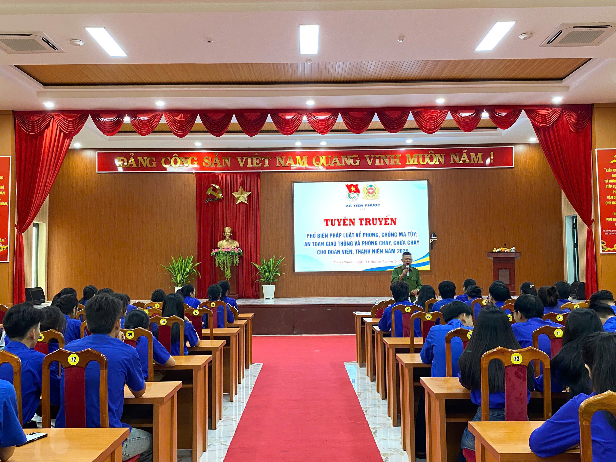 Đoàn xã Tiên Phước tuyên truyền pháp luật cho đoàn viên, thanh niên